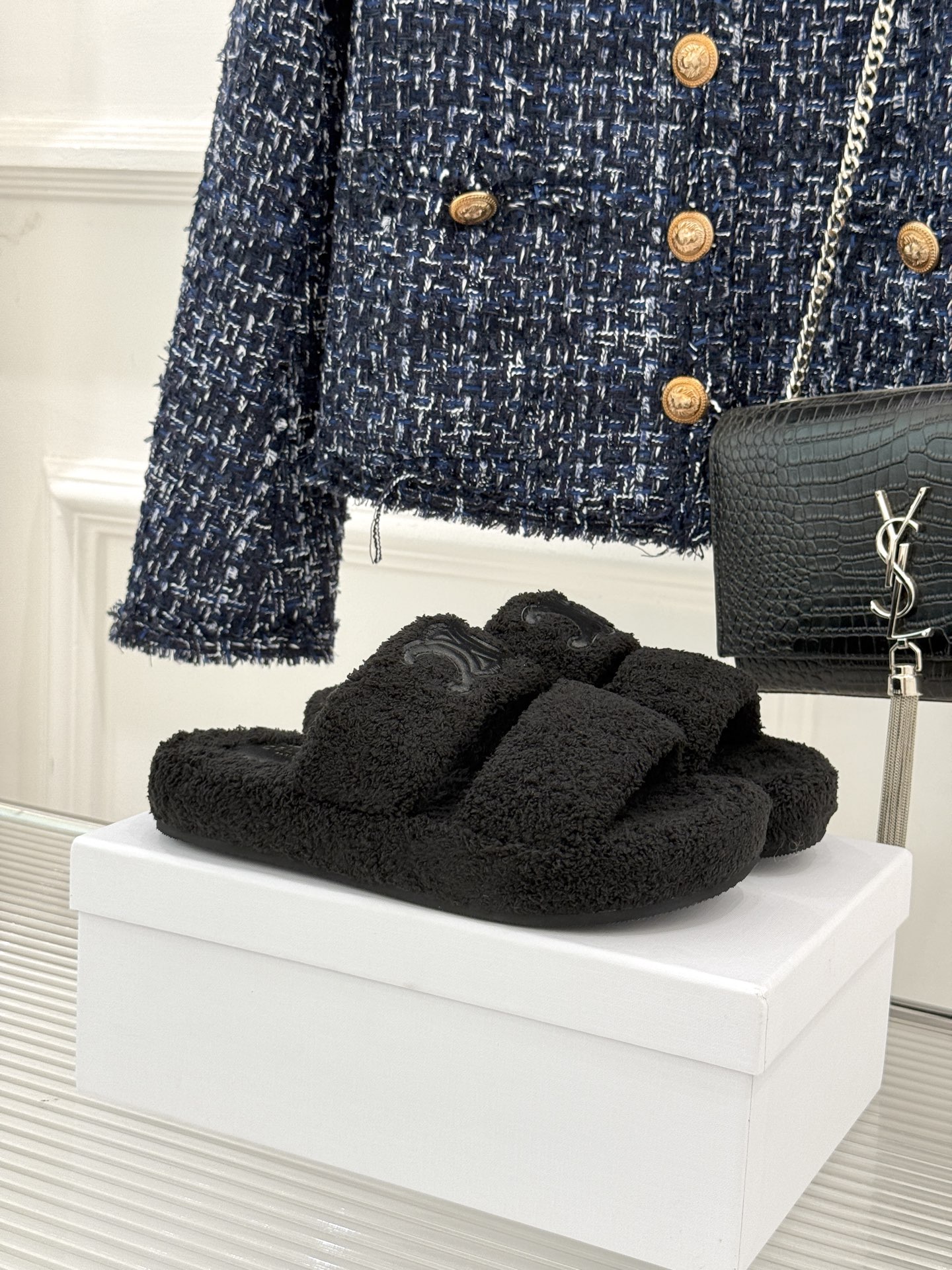 
Celine /塞琳25WF秋冬新品凯旋门毛拖
秋冬氛围感直接拉满的凯旋门毛拖
时髦精的冬日秘籍✨谁穿