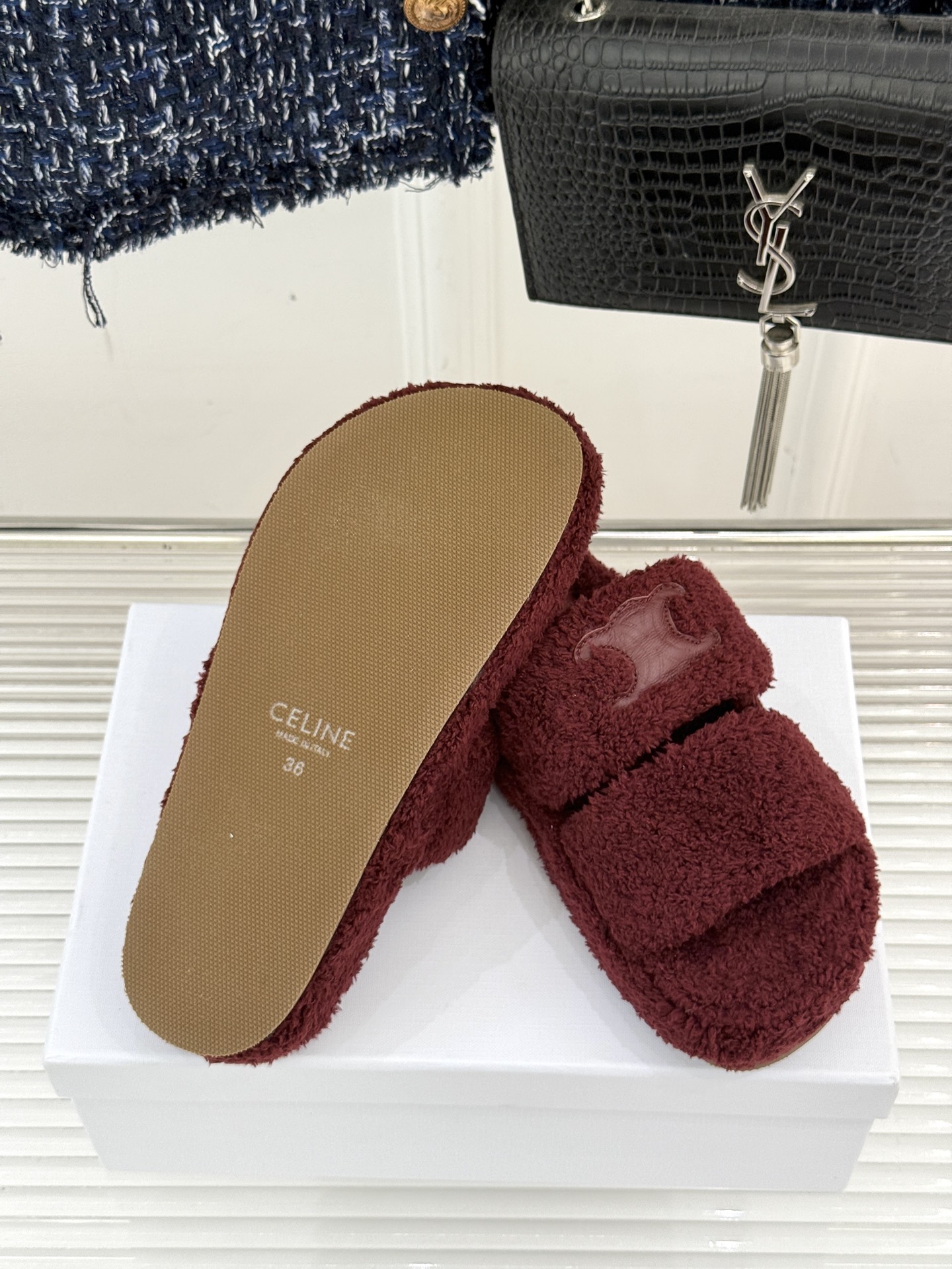 
Celine /塞琳25WF秋冬新品凯旋门毛拖
秋冬氛围感直接拉满的凯旋门毛拖
时髦精的冬日秘籍✨谁穿