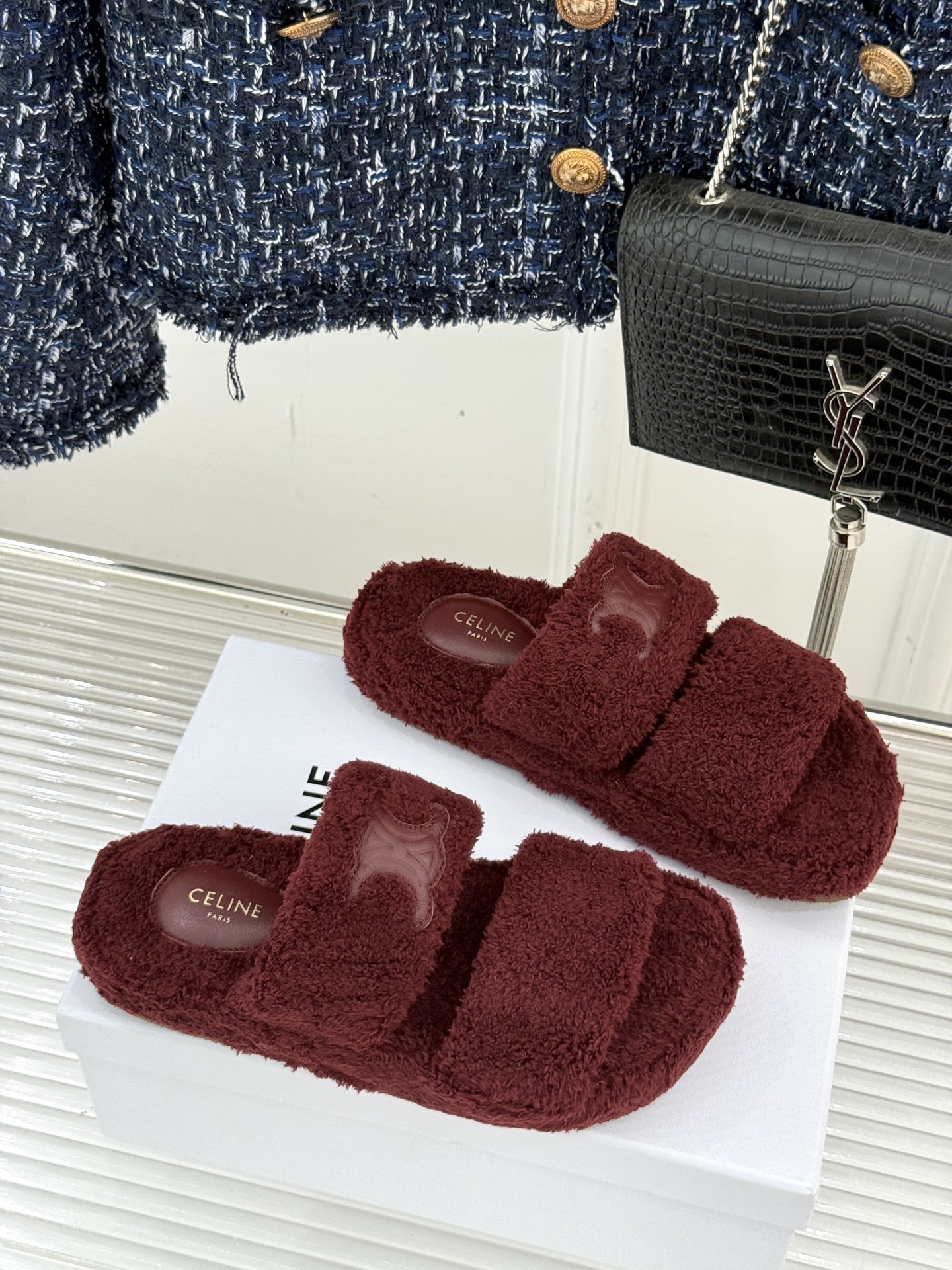 
Celine /塞琳25WF秋冬新品凯旋门毛拖
秋冬氛围感直接拉满的凯旋门毛拖
时髦精的冬日秘籍✨谁穿