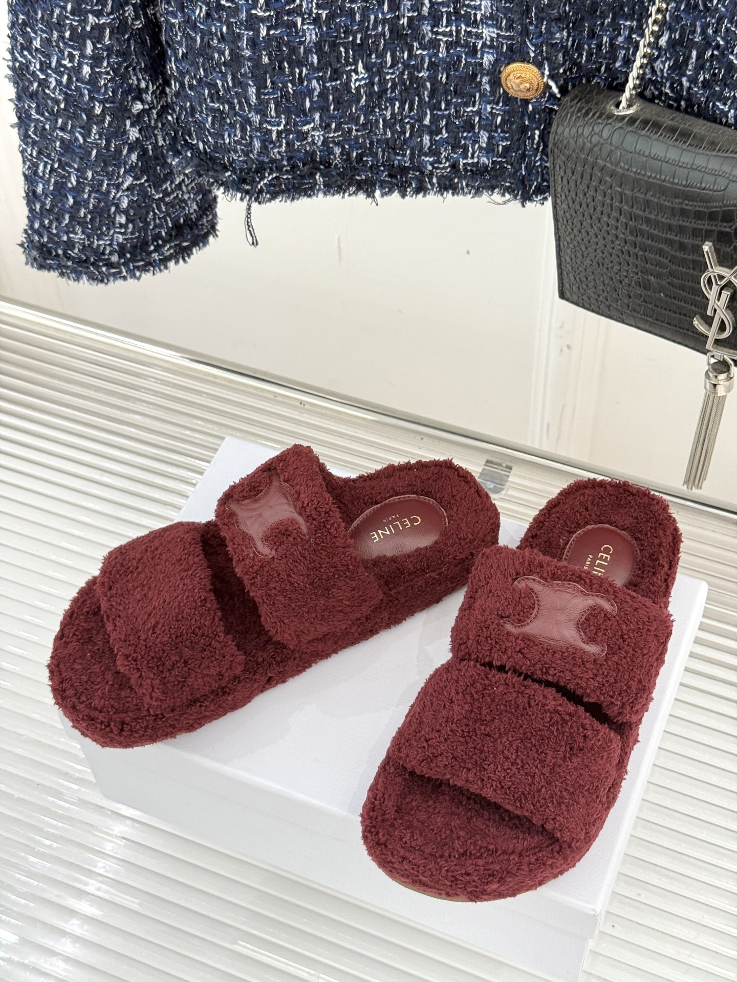 
Celine /塞琳25WF秋冬新品凯旋门毛拖
秋冬氛围感直接拉满的凯旋门毛拖
时髦精的冬日秘籍✨谁穿