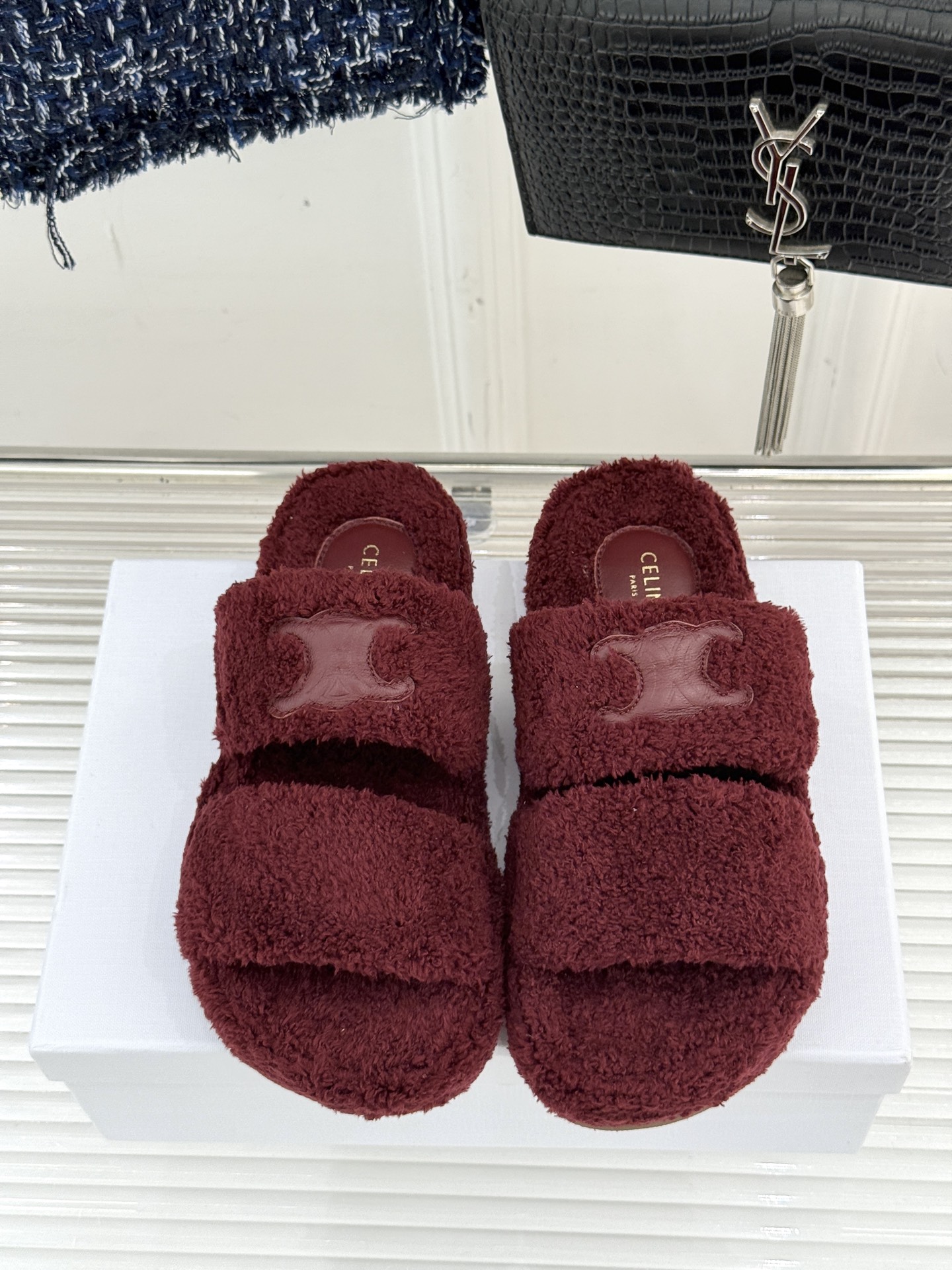 
Celine /塞琳25WF秋冬新品凯旋门毛拖
秋冬氛围感直接拉满的凯旋门毛拖
时髦精的冬日秘籍✨谁穿