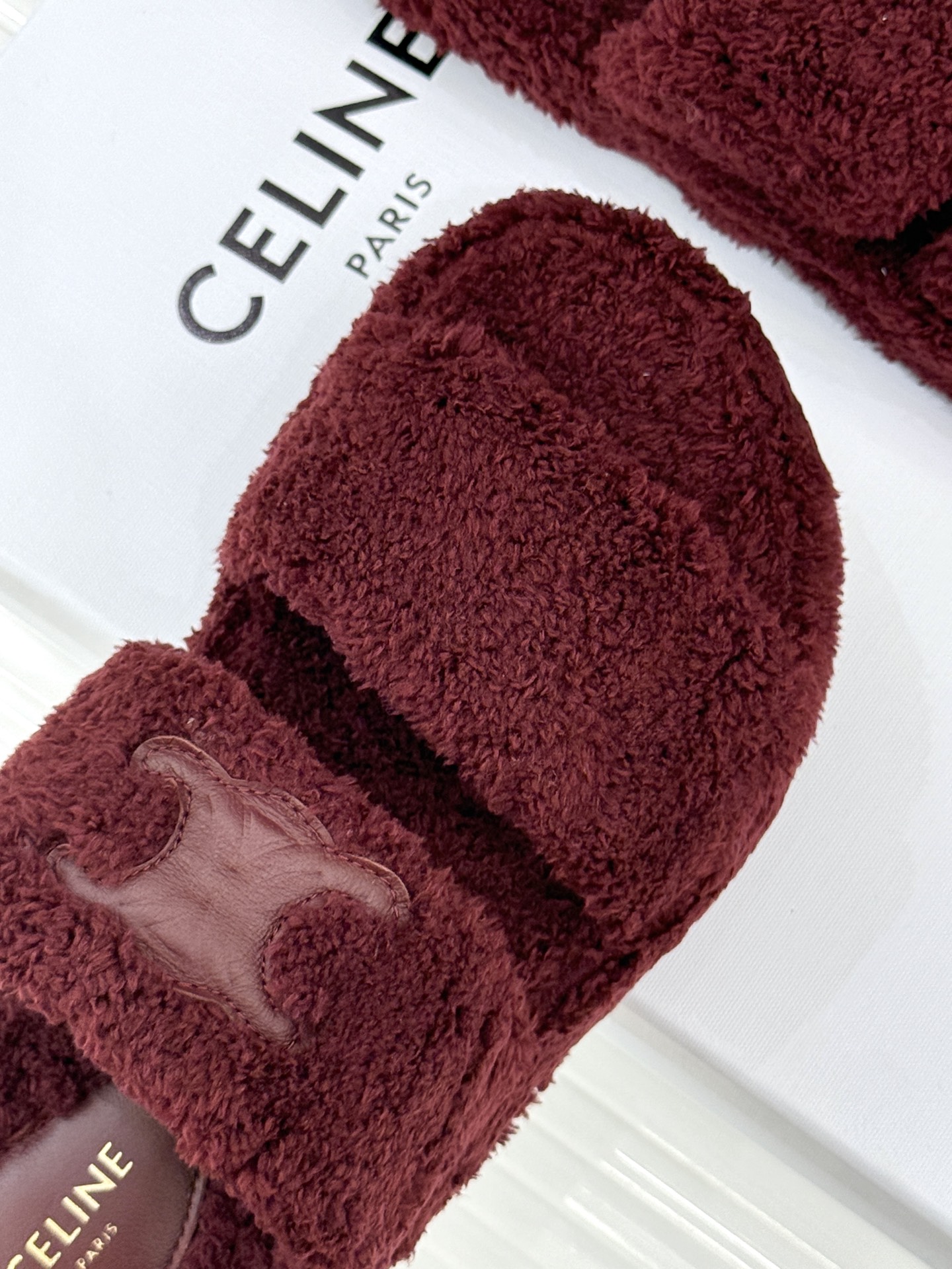 
Celine /塞琳25WF秋冬新品凯旋门毛拖
秋冬氛围感直接拉满的凯旋门毛拖
时髦精的冬日秘籍✨谁穿
