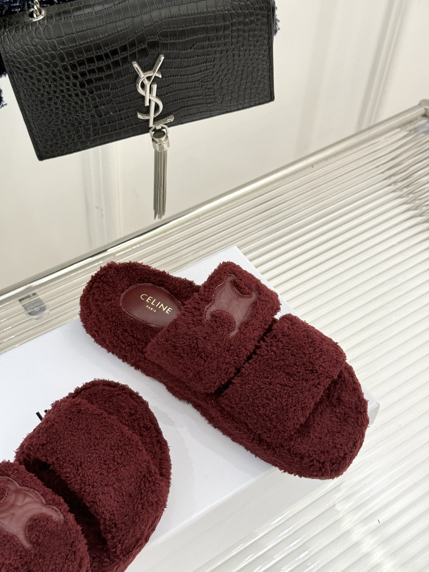 
Celine /塞琳25WF秋冬新品凯旋门毛拖
秋冬氛围感直接拉满的凯旋门毛拖
时髦精的冬日秘籍✨谁穿