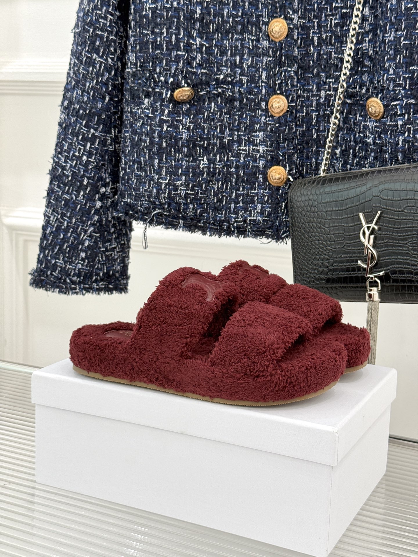 
Celine /塞琳25WF秋冬新品凯旋门毛拖
秋冬氛围感直接拉满的凯旋门毛拖
时髦精的冬日秘籍✨谁穿