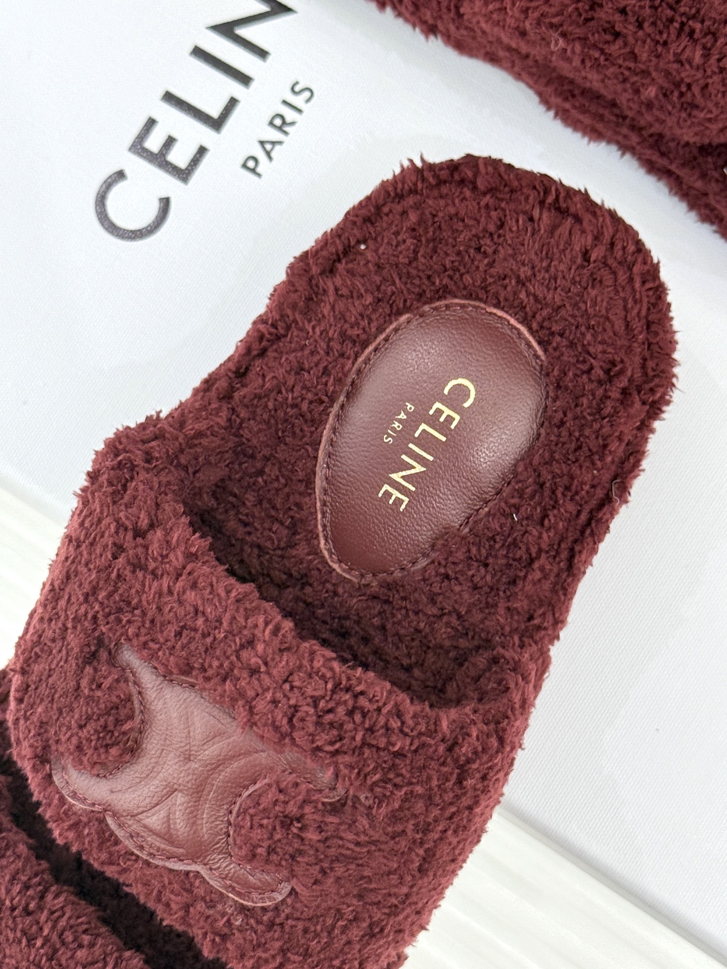 
Celine /塞琳25WF秋冬新品凯旋门毛拖
秋冬氛围感直接拉满的凯旋门毛拖
时髦精的冬日秘籍✨谁穿