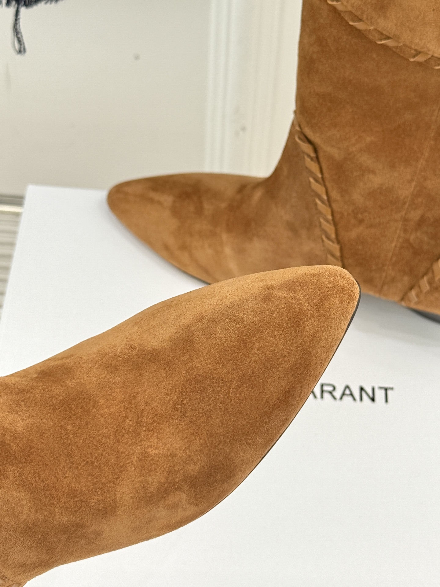 
ISABEL MARANT/伊莎贝尔25AW 秋冬
经典复古尖头短靴
它的设计灵感源于复古的西部风情
