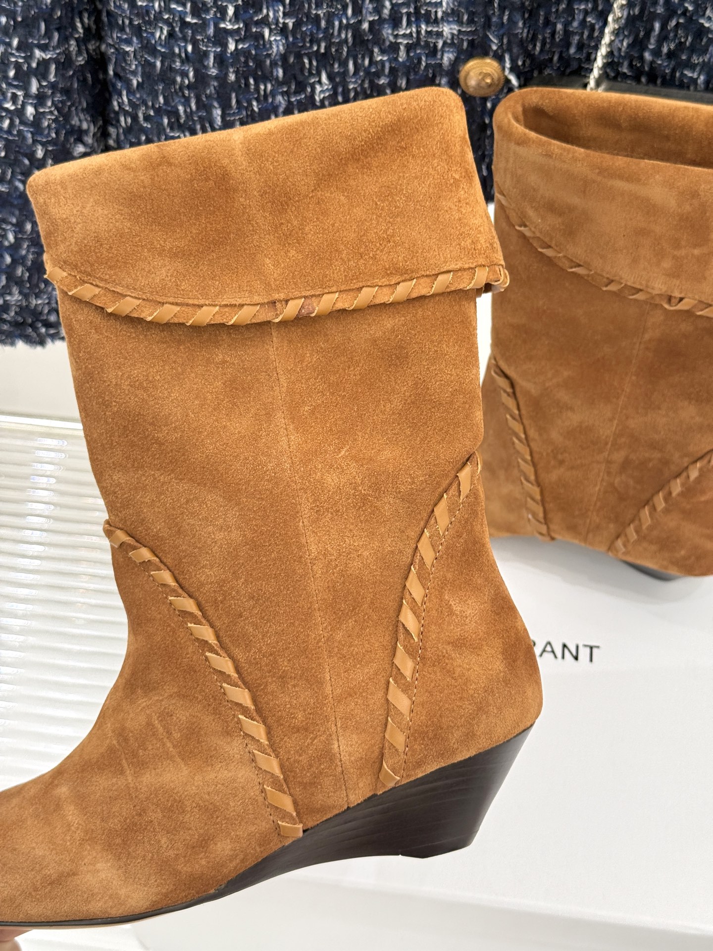 
ISABEL MARANT/伊莎贝尔25AW 秋冬
经典复古尖头短靴
它的设计灵感源于复古的西部风情
