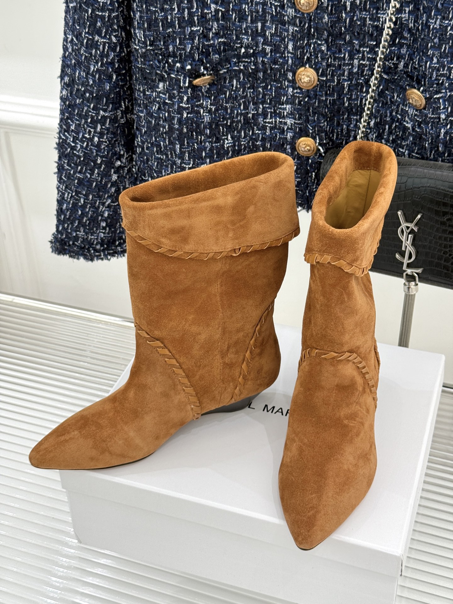 
ISABEL MARANT/伊莎贝尔25AW 秋冬
经典复古尖头短靴
它的设计灵感源于复古的西部风情
