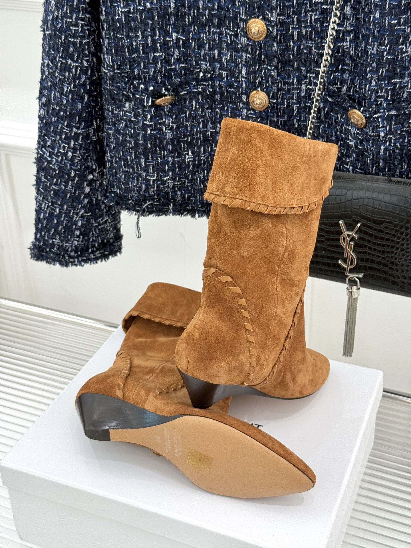 
ISABEL MARANT/伊莎贝尔25AW 秋冬
经典复古尖头短靴
它的设计灵感源于复古的西部风情
