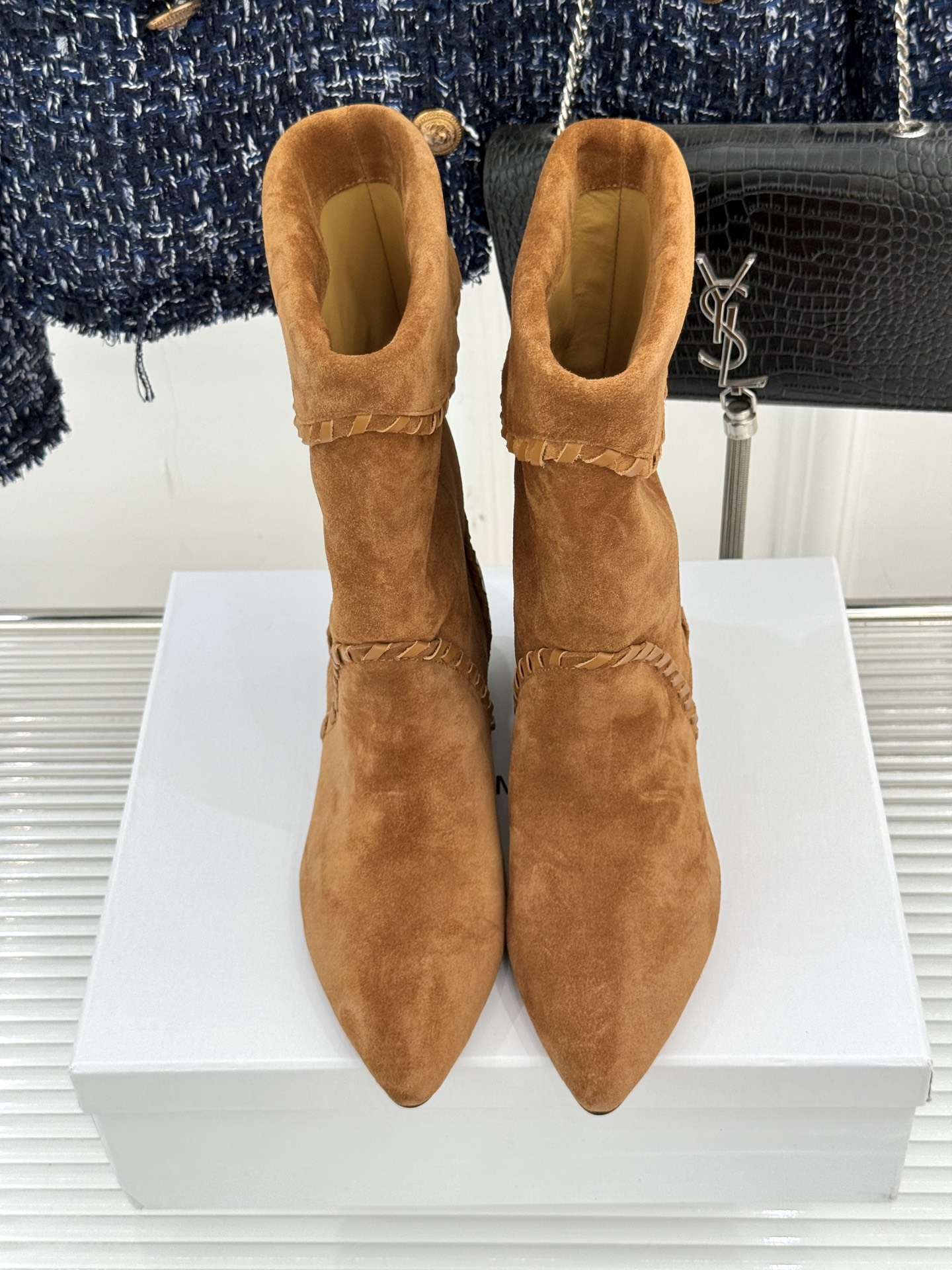 
ISABEL MARANT/伊莎贝尔25AW 秋冬
经典复古尖头短靴
它的设计灵感源于复古的西部风情
