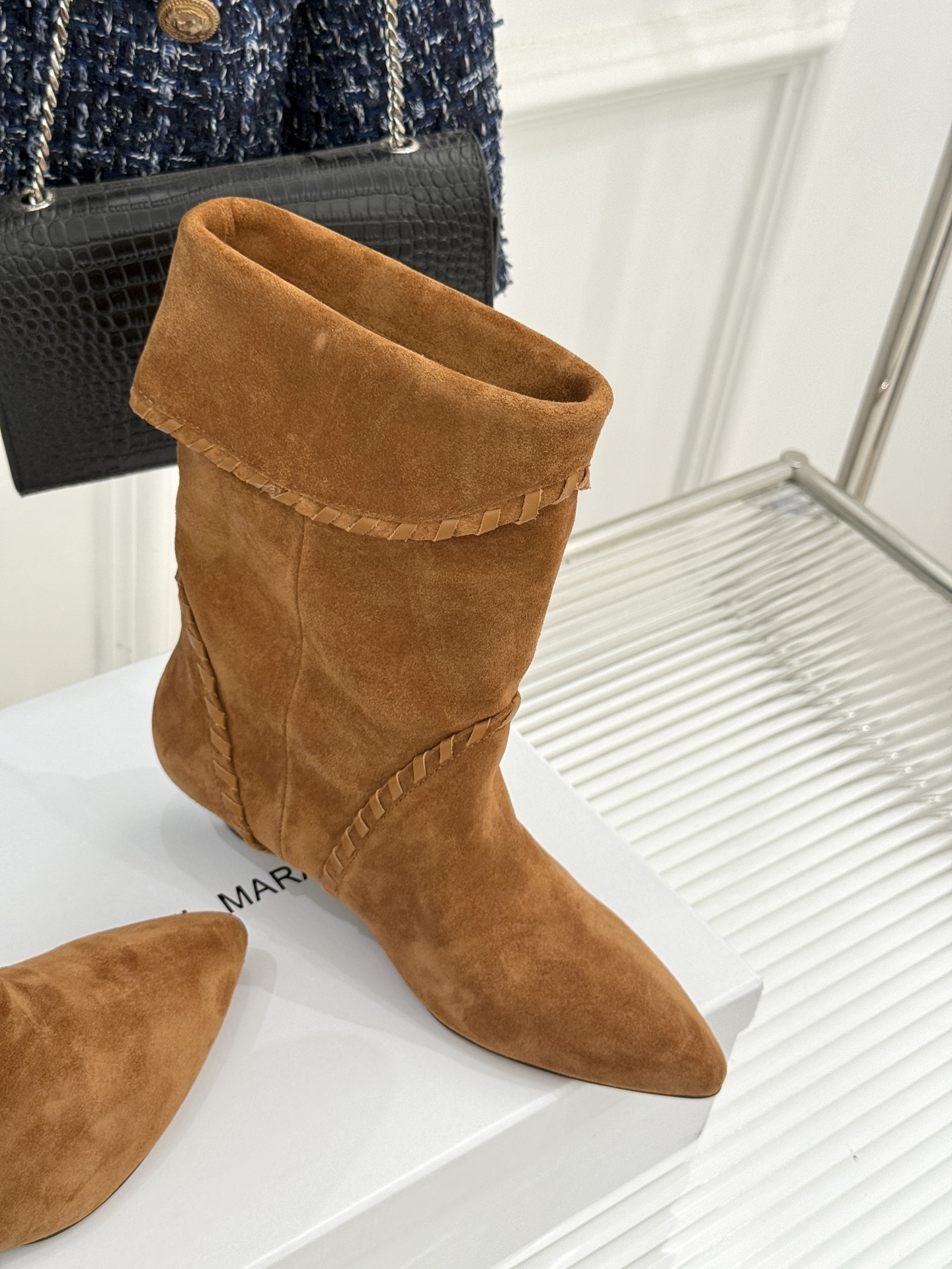
ISABEL MARANT/伊莎贝尔25AW 秋冬
经典复古尖头短靴
它的设计灵感源于复古的西部风情
