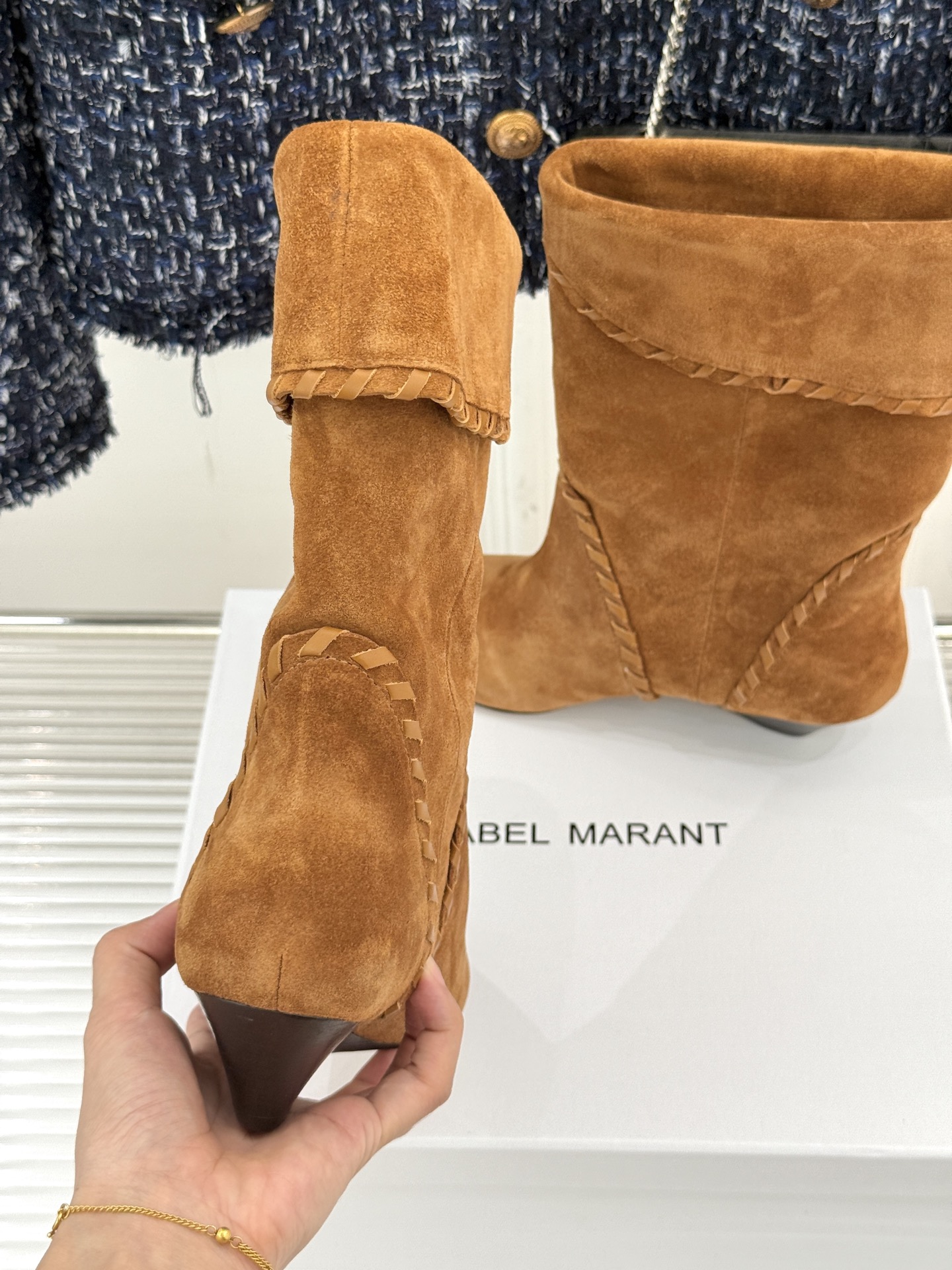 
ISABEL MARANT/伊莎贝尔25AW 秋冬
经典复古尖头短靴
它的设计灵感源于复古的西部风情
