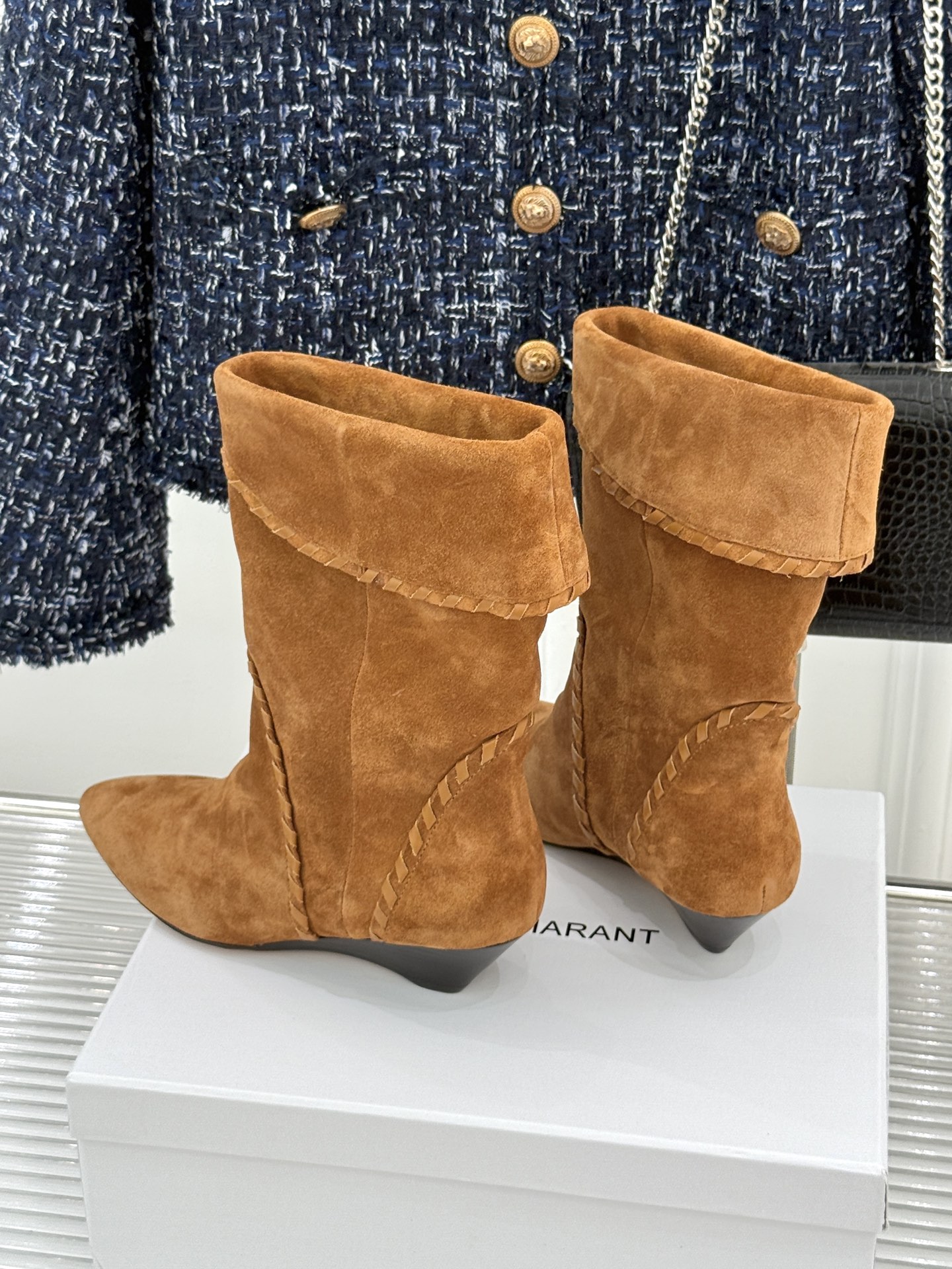 
ISABEL MARANT/伊莎贝尔25AW 秋冬
经典复古尖头短靴
它的设计灵感源于复古的西部风情
