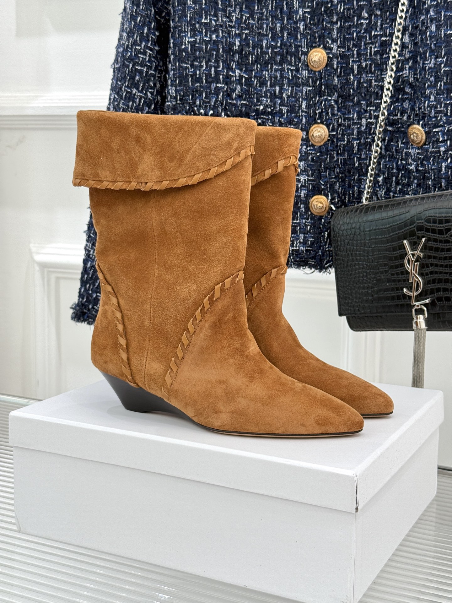 
ISABEL MARANT/伊莎贝尔25AW 秋冬
经典复古尖头短靴
它的设计灵感源于复古的西部风情
