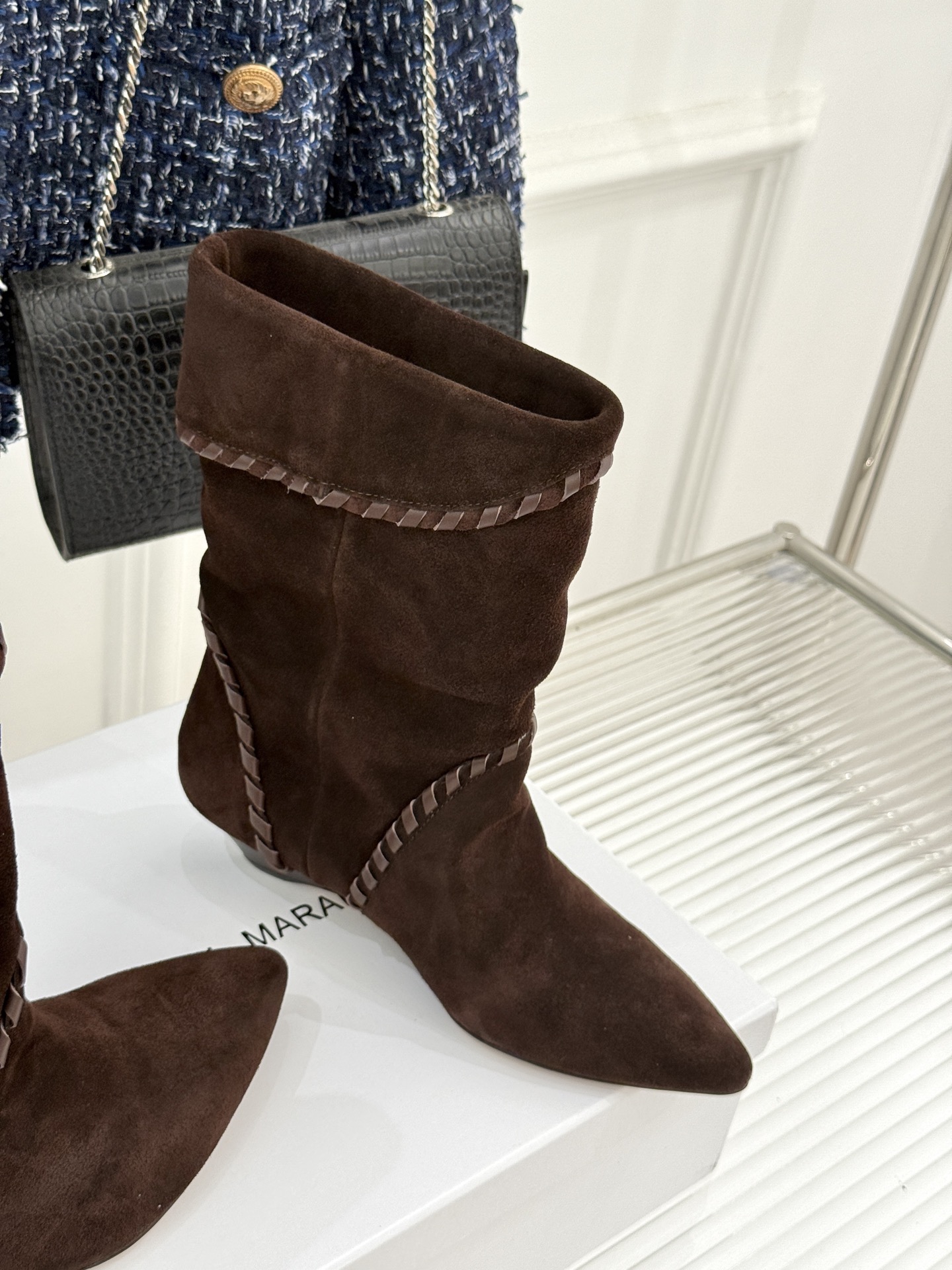 
ISABEL MARANT/伊莎贝尔25AW 秋冬
经典复古尖头短靴
它的设计灵感源于复古的西部风情
