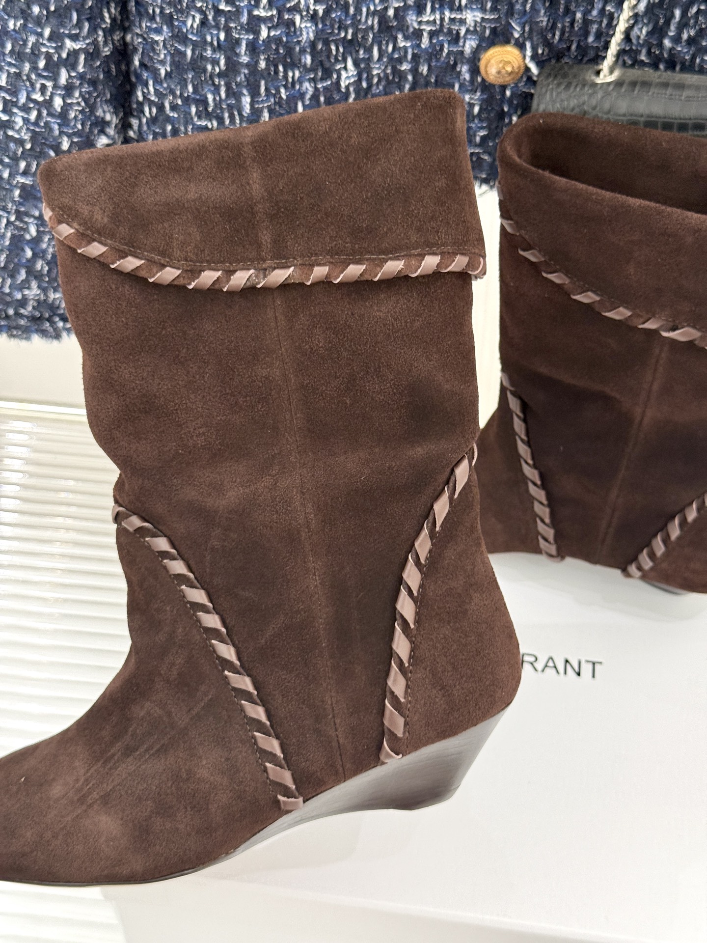 
ISABEL MARANT/伊莎贝尔25AW 秋冬
经典复古尖头短靴
它的设计灵感源于复古的西部风情
