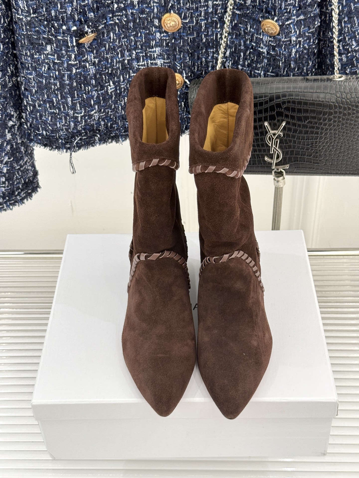 
ISABEL MARANT/伊莎贝尔25AW 秋冬
经典复古尖头短靴
它的设计灵感源于复古的西部风情
