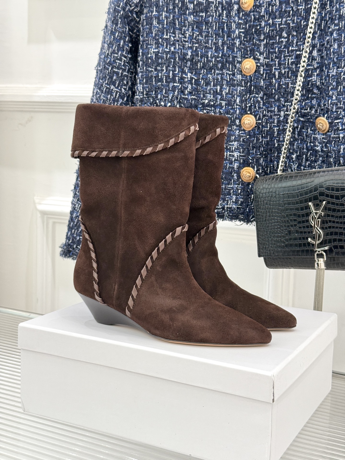 
ISABEL MARANT/伊莎贝尔25AW 秋冬
经典复古尖头短靴
它的设计灵感源于复古的西部风情
