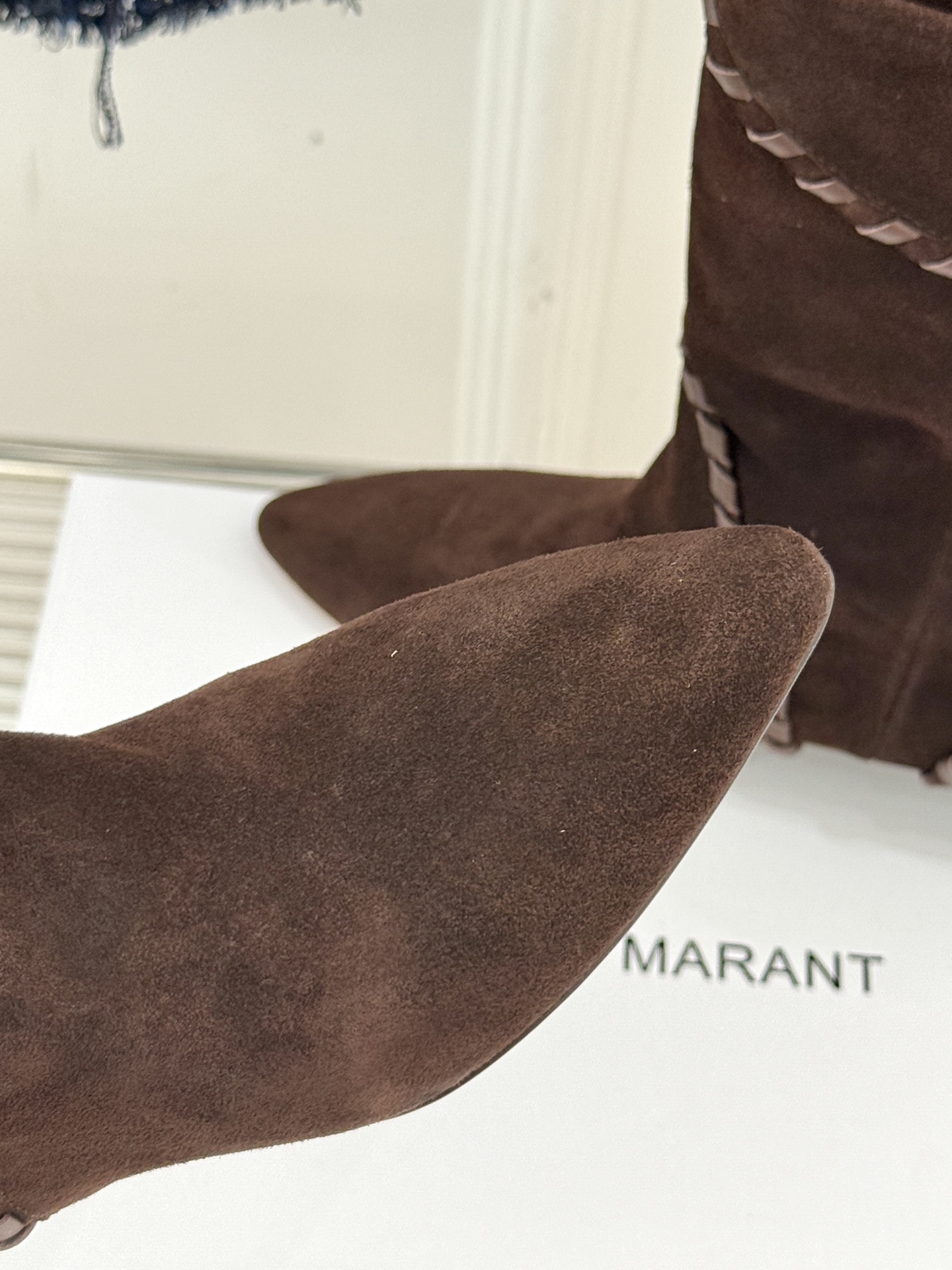 
ISABEL MARANT/伊莎贝尔25AW 秋冬
经典复古尖头短靴
它的设计灵感源于复古的西部风情
