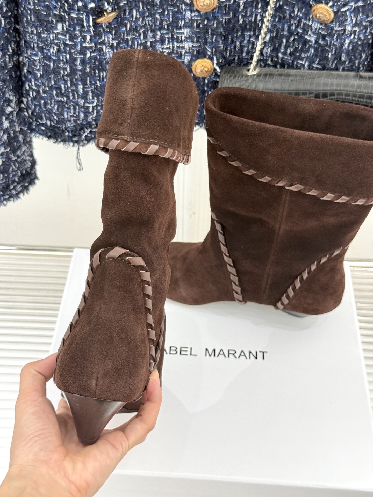 
ISABEL MARANT/伊莎贝尔25AW 秋冬
经典复古尖头短靴
它的设计灵感源于复古的西部风情
