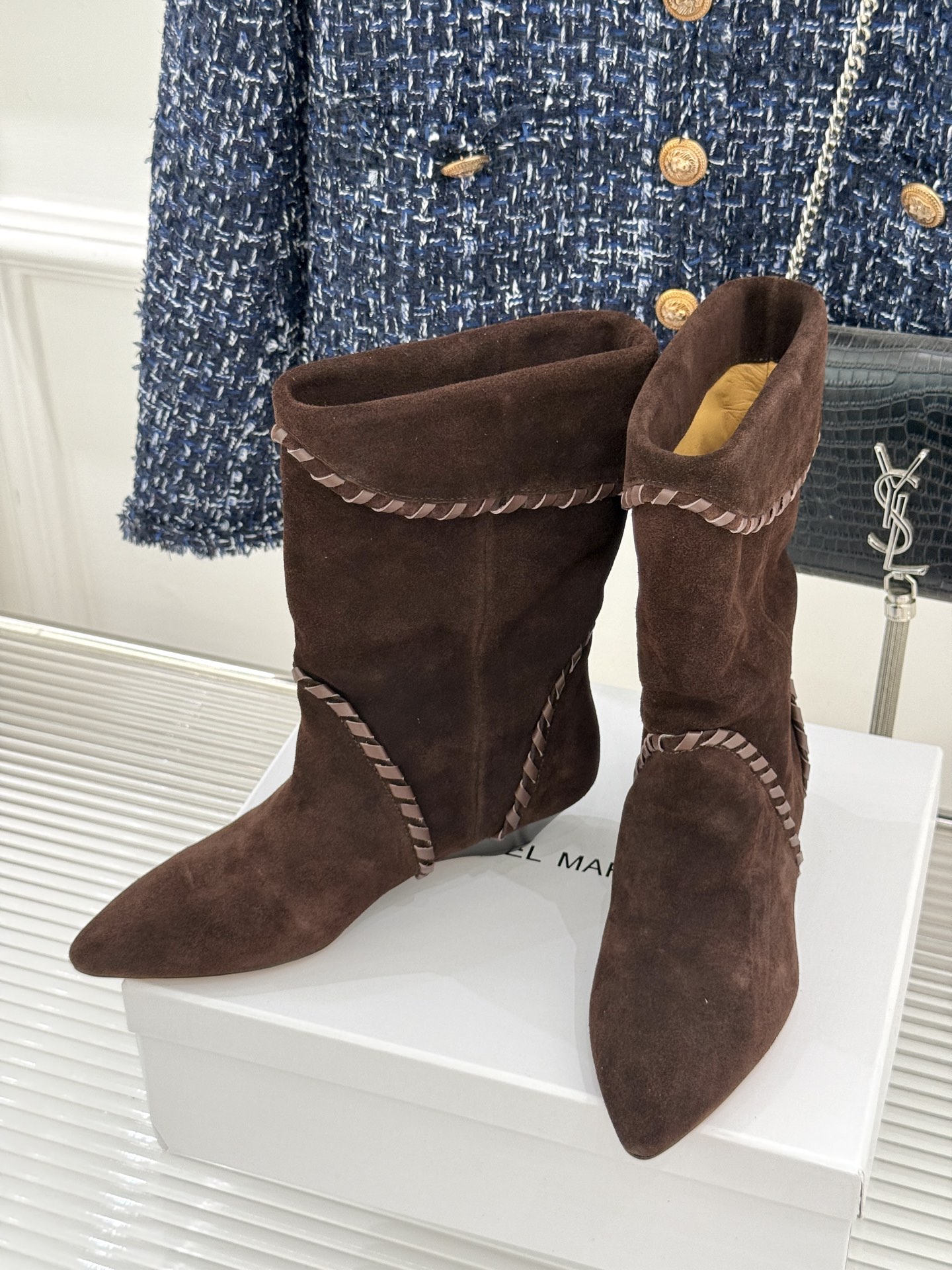 
ISABEL MARANT/伊莎贝尔25AW 秋冬
经典复古尖头短靴
它的设计灵感源于复古的西部风情
