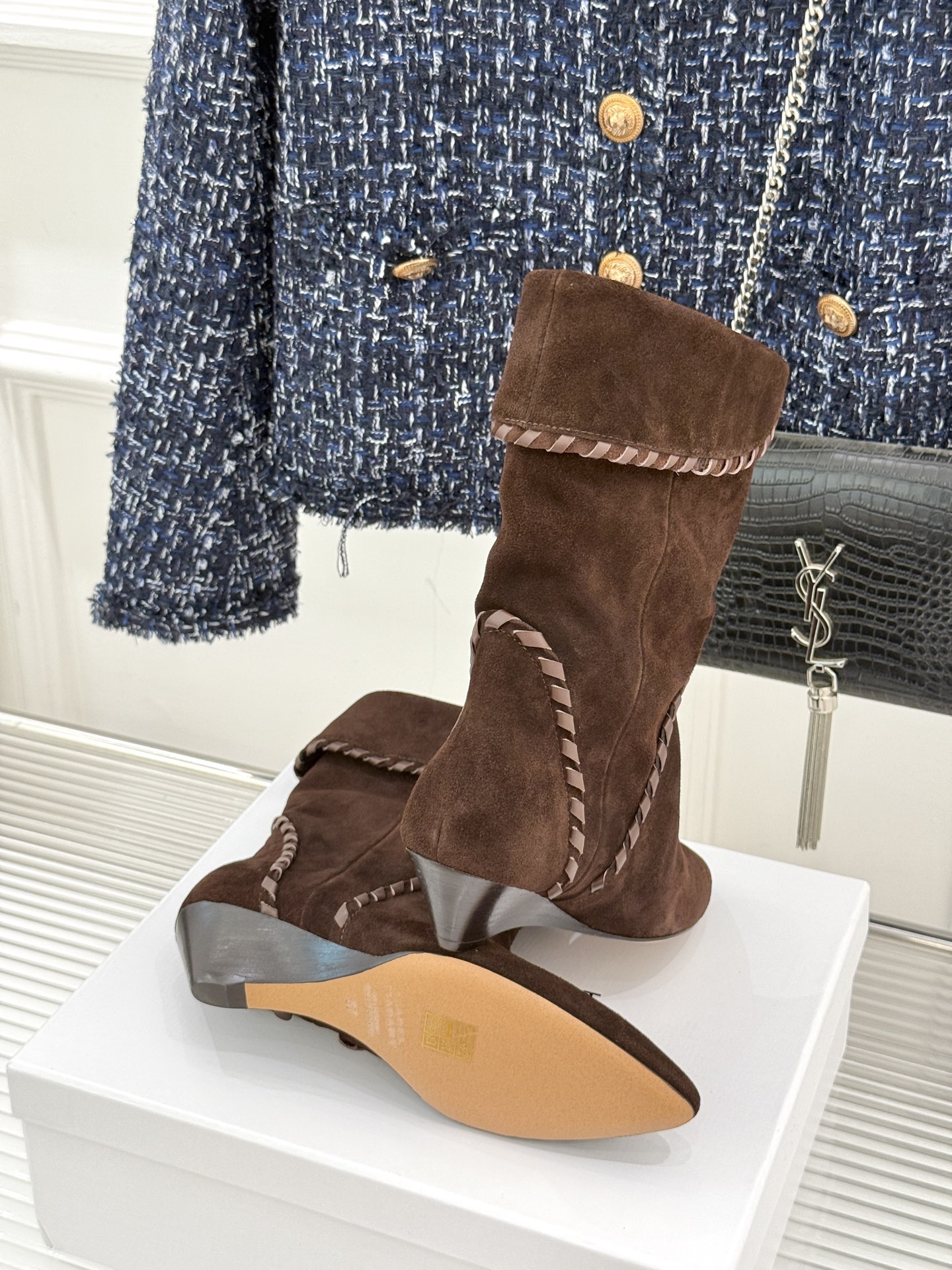 
ISABEL MARANT/伊莎贝尔25AW 秋冬
经典复古尖头短靴
它的设计灵感源于复古的西部风情
