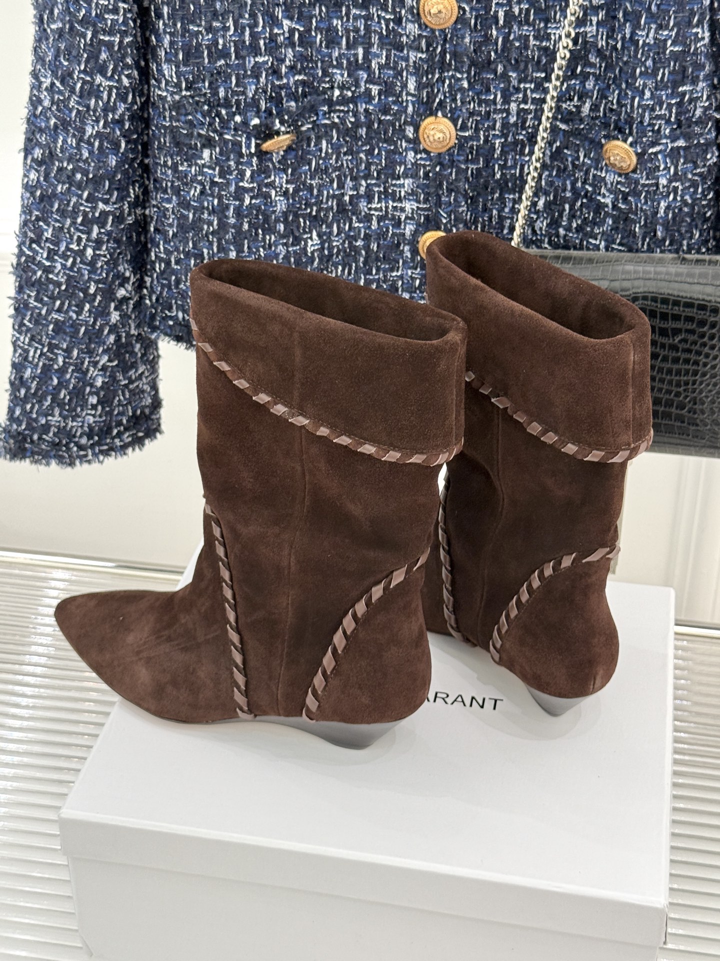 
ISABEL MARANT/伊莎贝尔25AW 秋冬
经典复古尖头短靴
它的设计灵感源于复古的西部风情
