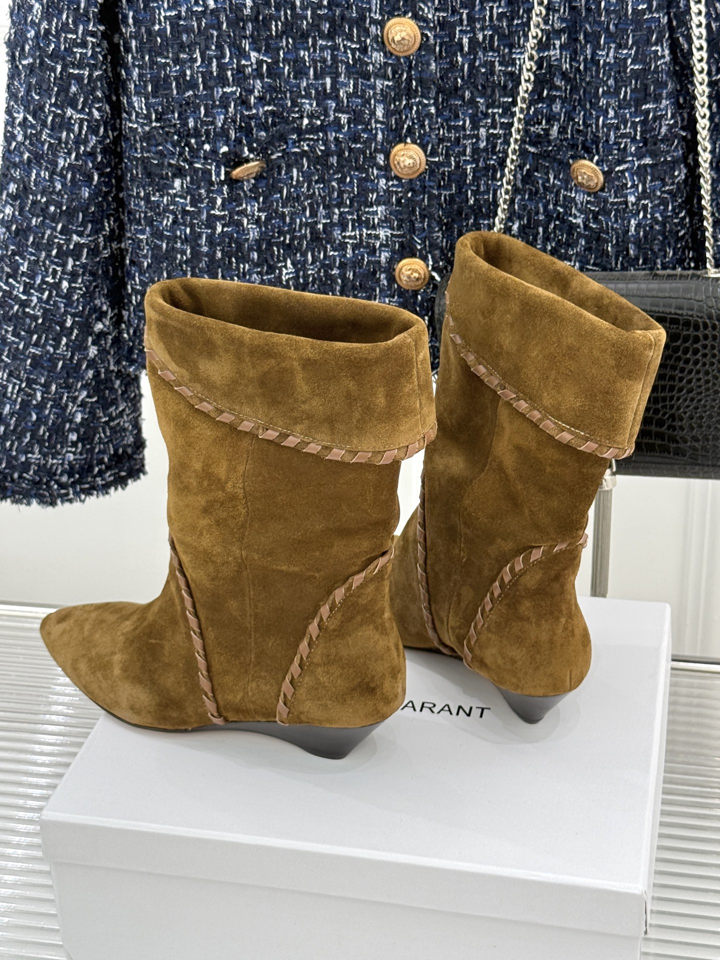 
ISABEL MARANT/伊莎贝尔25AW 秋冬
经典复古尖头短靴
它的设计灵感源于复古的西部风情
