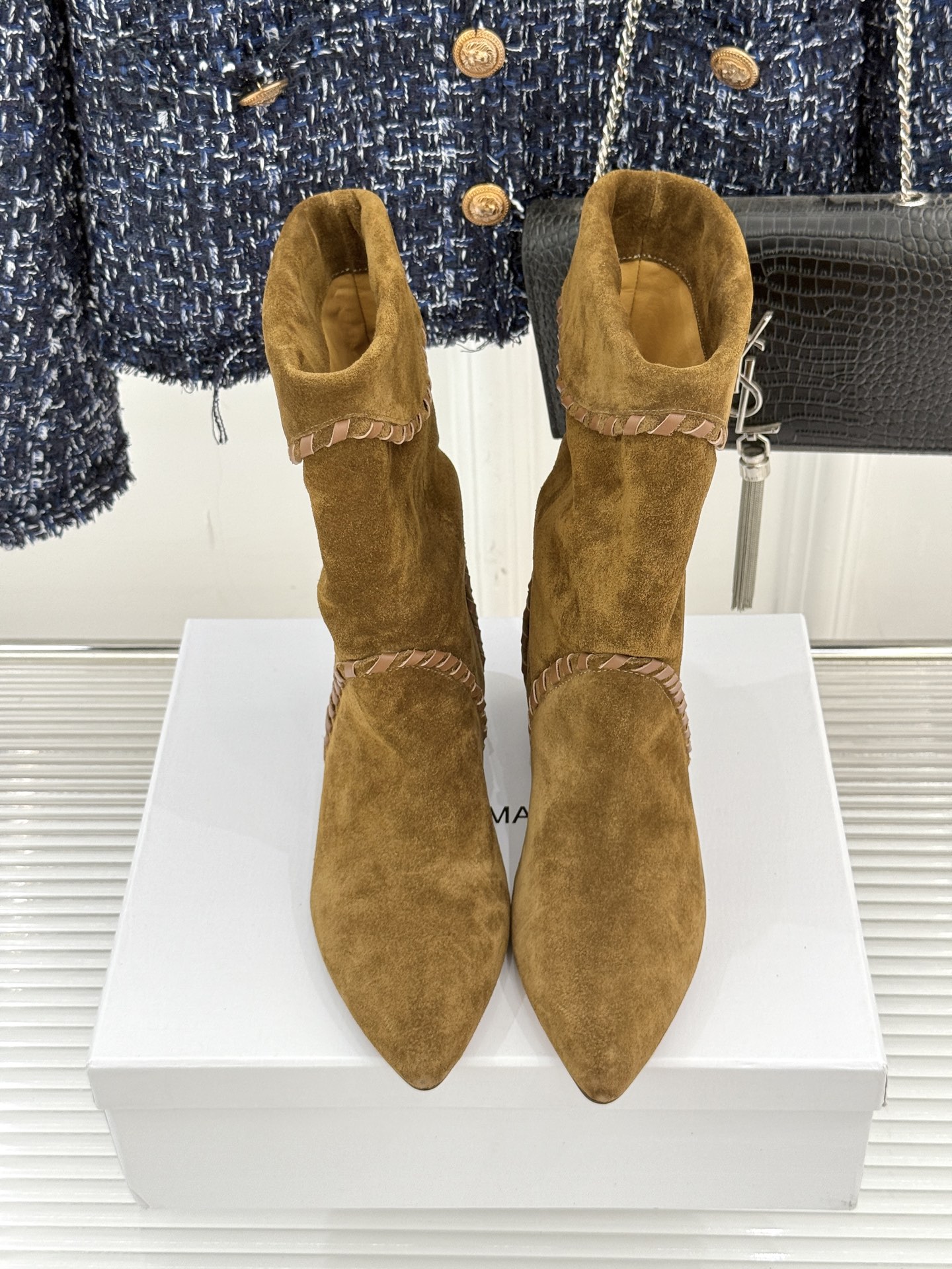 
ISABEL MARANT/伊莎贝尔25AW 秋冬
经典复古尖头短靴
它的设计灵感源于复古的西部风情
