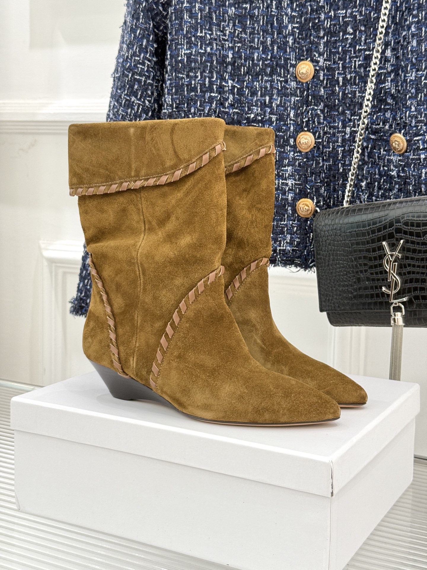 
ISABEL MARANT/伊莎贝尔25AW 秋冬
经典复古尖头短靴
它的设计灵感源于复古的西部风情
