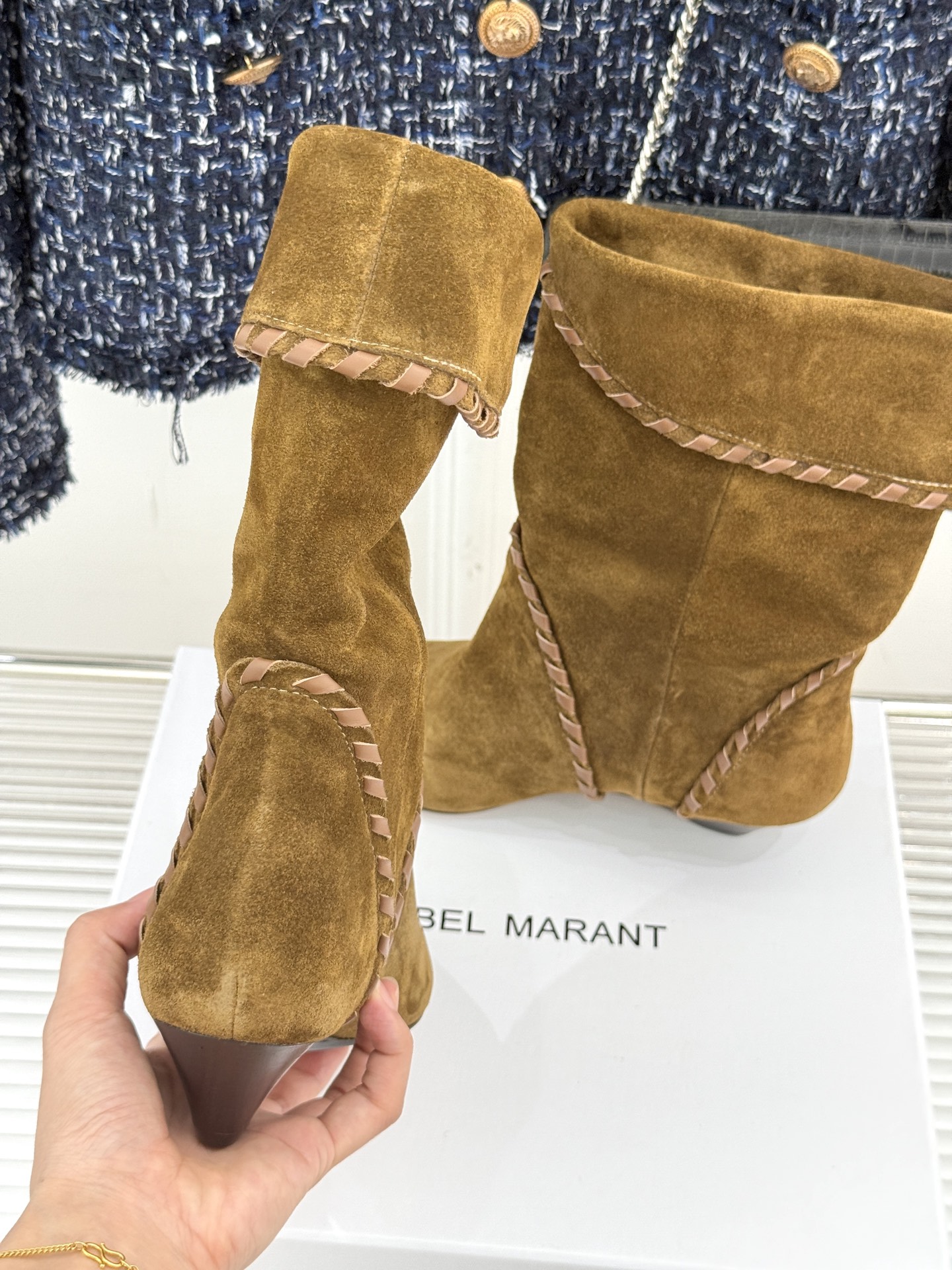 
ISABEL MARANT/伊莎贝尔25AW 秋冬
经典复古尖头短靴
它的设计灵感源于复古的西部风情
