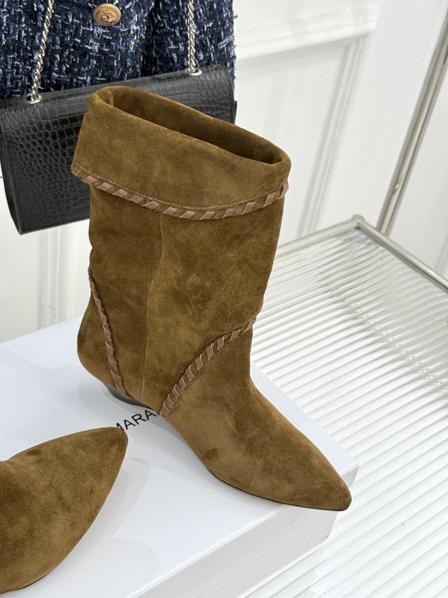 
ISABEL MARANT/伊莎贝尔25AW 秋冬
经典复古尖头短靴
它的设计灵感源于复古的西部风情
