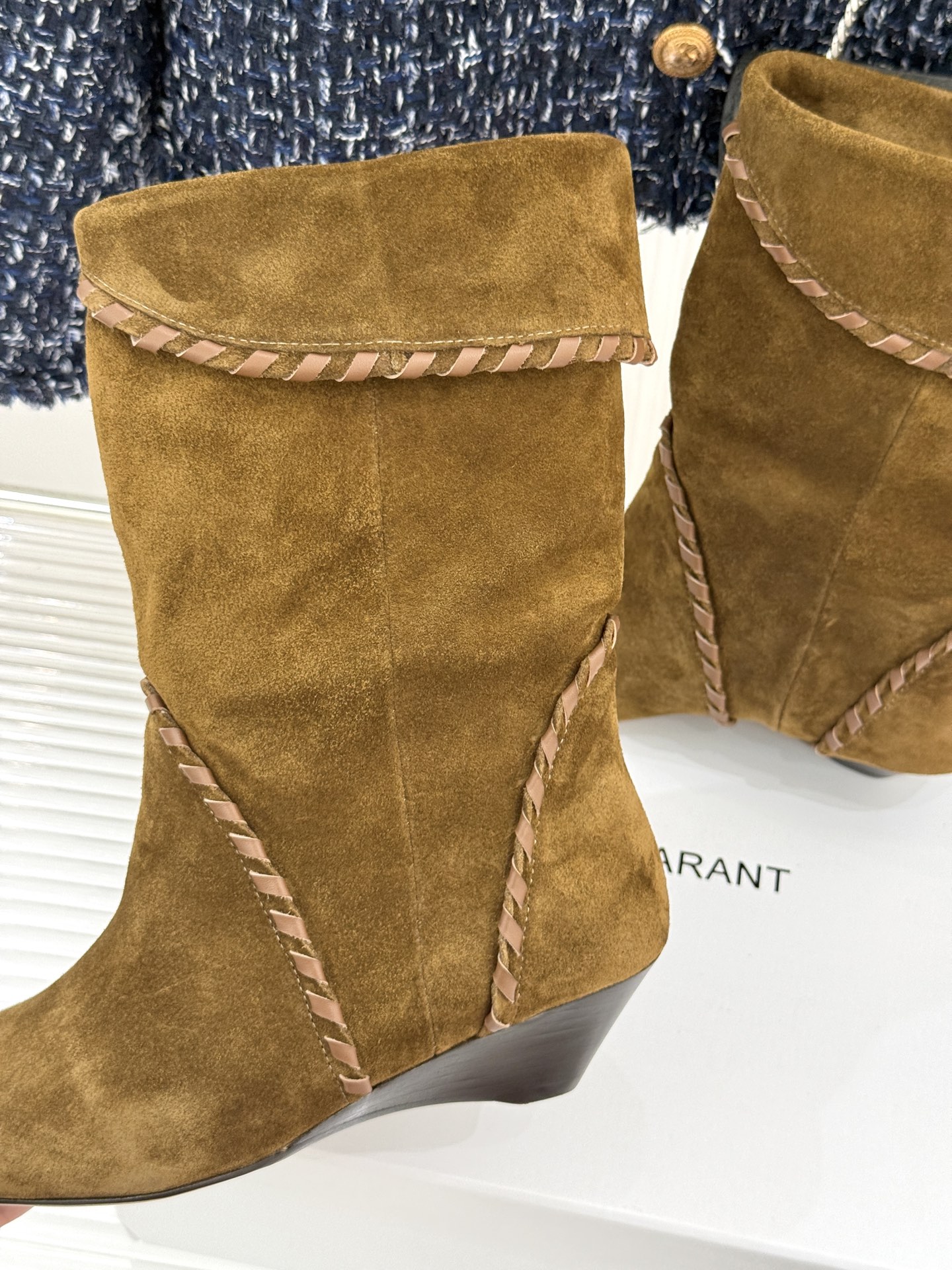 
ISABEL MARANT/伊莎贝尔25AW 秋冬
经典复古尖头短靴
它的设计灵感源于复古的西部风情
