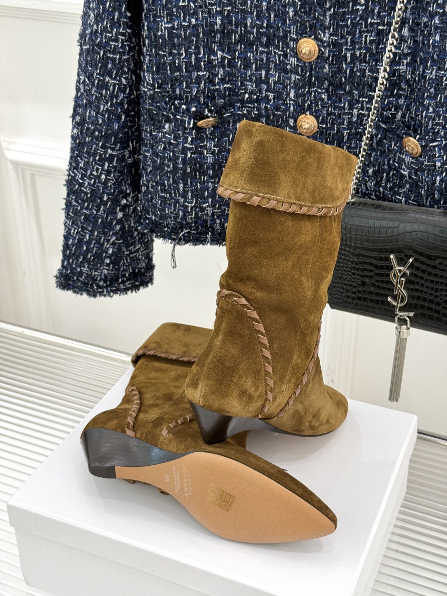 
ISABEL MARANT/伊莎贝尔25AW 秋冬
经典复古尖头短靴
它的设计灵感源于复古的西部风情
