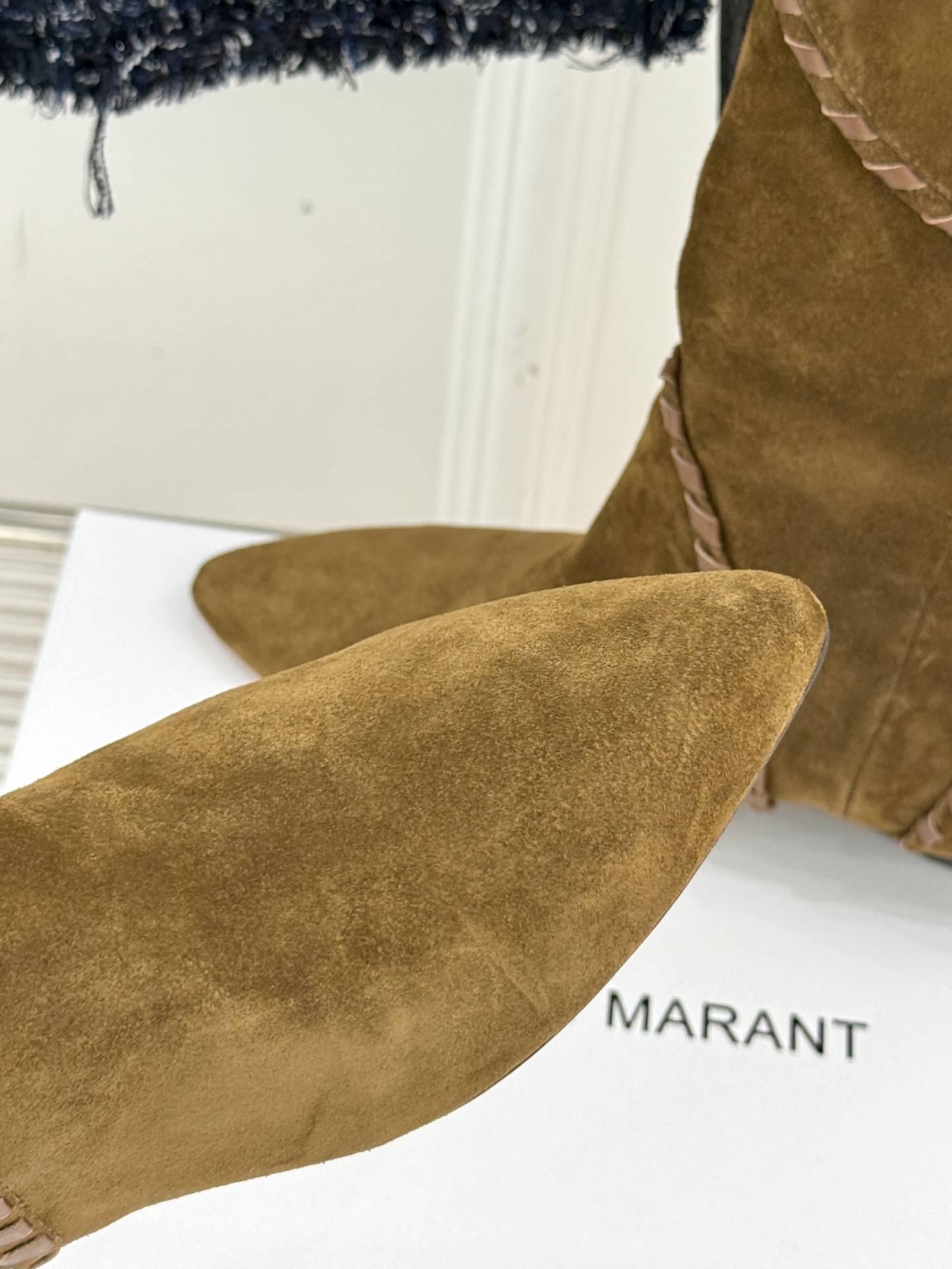 
ISABEL MARANT/伊莎贝尔25AW 秋冬
经典复古尖头短靴
它的设计灵感源于复古的西部风情
