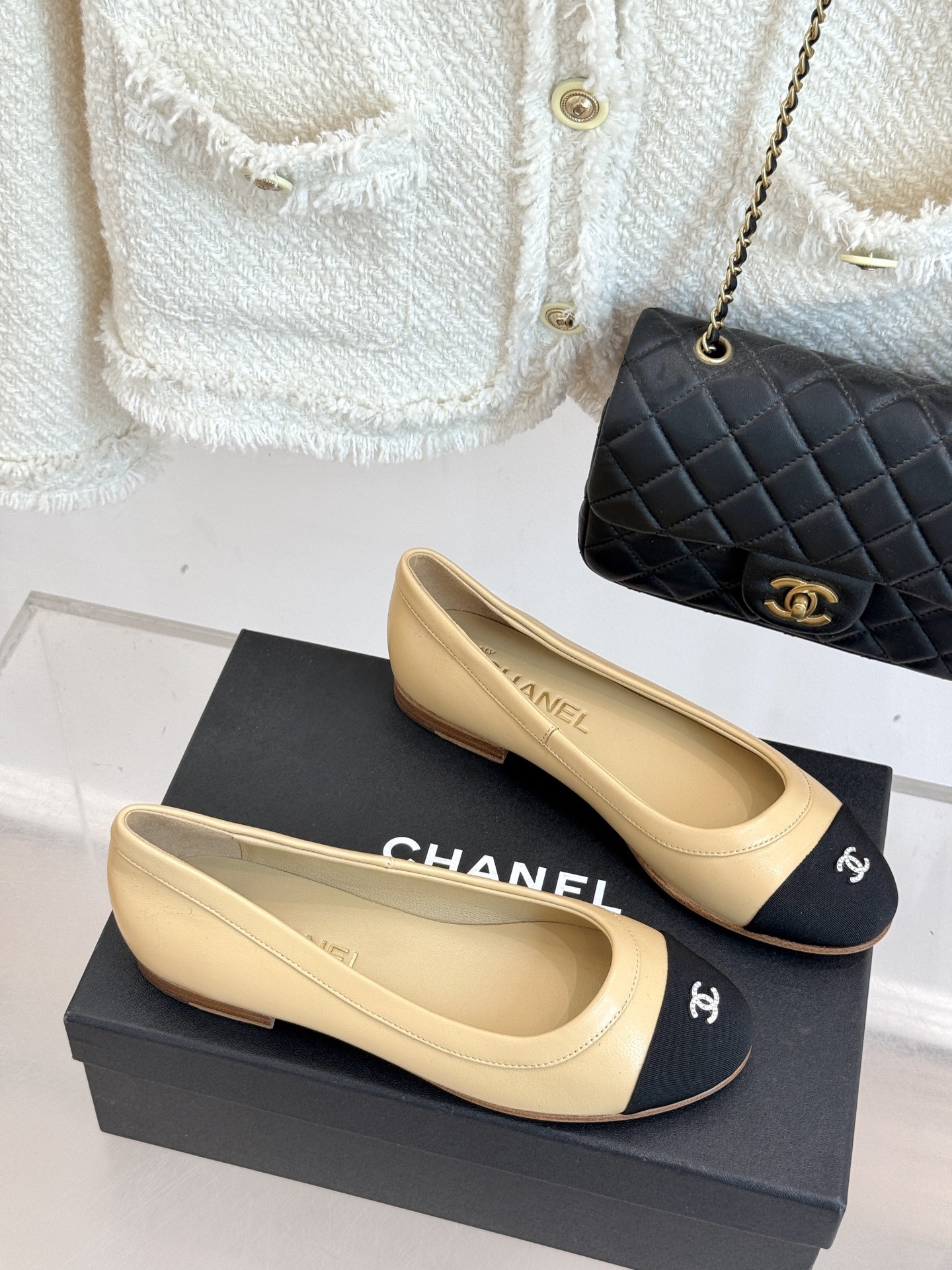 CHANE*|小香经典双C中古平底
芭蕾舞鞋
经典的双C标志 以璀璨水钻点缀
在光线下折射出迷人光芒