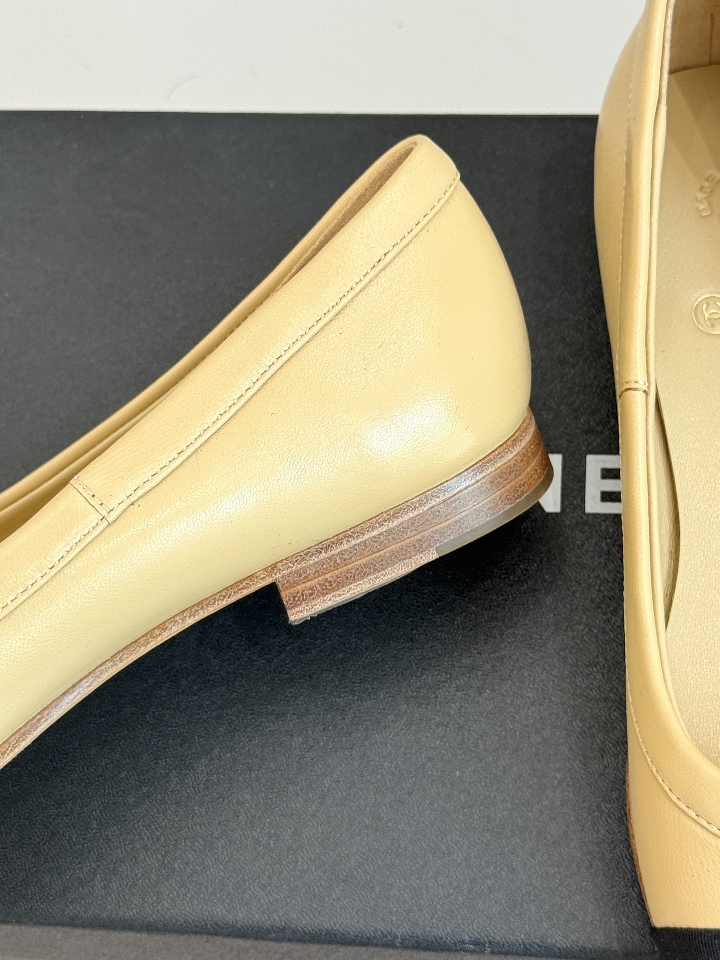 CHANE*|小香经典双C中古平底
芭蕾舞鞋
经典的双C标志 以璀璨水钻点缀
在光线下折射出迷人光芒