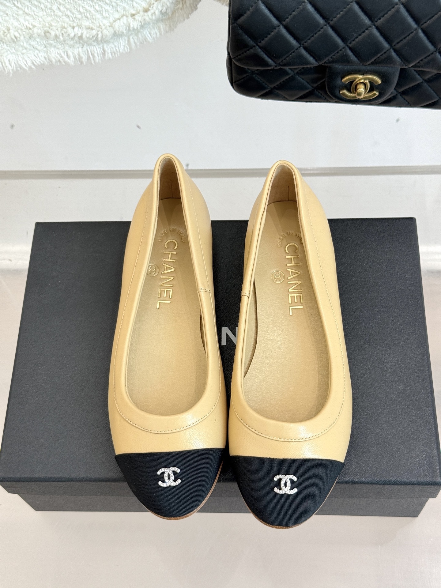CHANE*|小香经典双C中古平底
芭蕾舞鞋
经典的双C标志 以璀璨水钻点缀
在光线下折射出迷人光芒