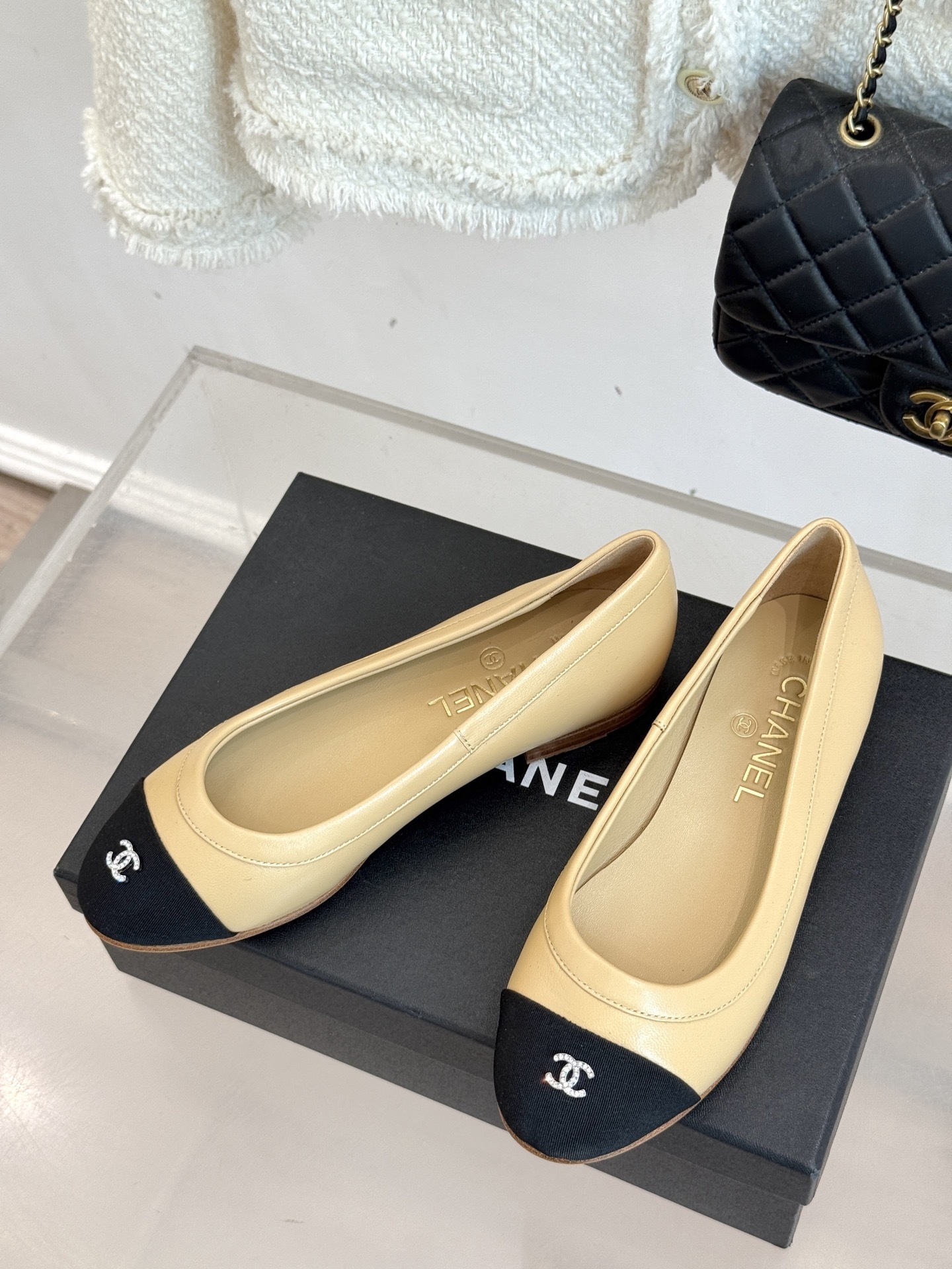 CHANE*|小香经典双C中古平底
芭蕾舞鞋
经典的双C标志 以璀璨水钻点缀
在光线下折射出迷人光芒