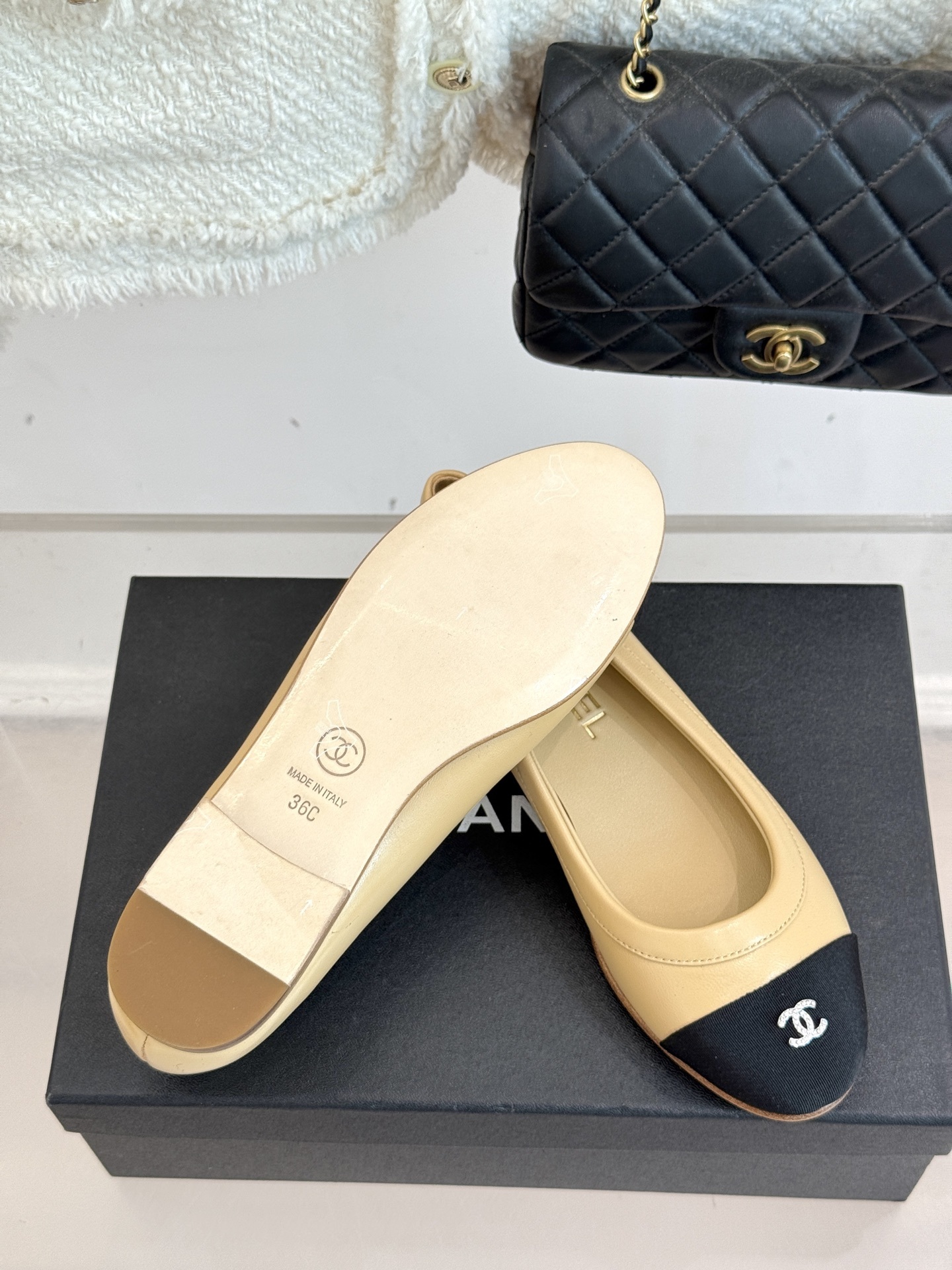 CHANE*|小香经典双C中古平底
芭蕾舞鞋
经典的双C标志 以璀璨水钻点缀
在光线下折射出迷人光芒