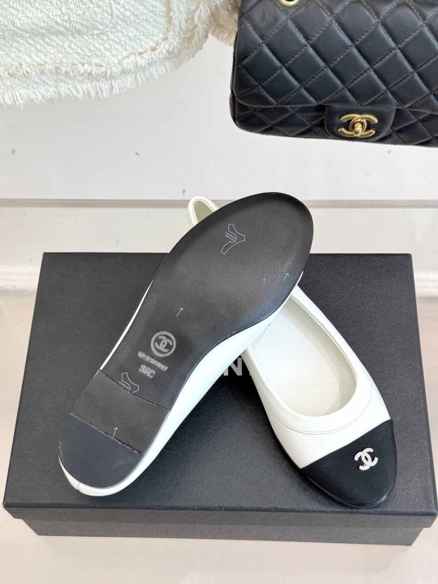 CHANE*|小香经典双C中古平底
芭蕾舞鞋
经典的双C标志 以璀璨水钻点缀
在光线下折射出迷人光芒