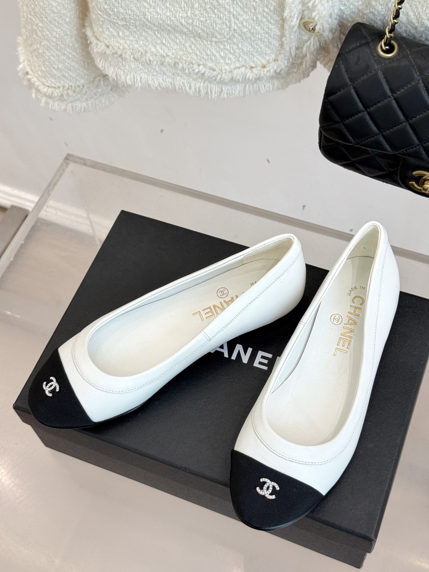 CHANE*|小香经典双C中古平底
芭蕾舞鞋
经典的双C标志 以璀璨水钻点缀
在光线下折射出迷人光芒