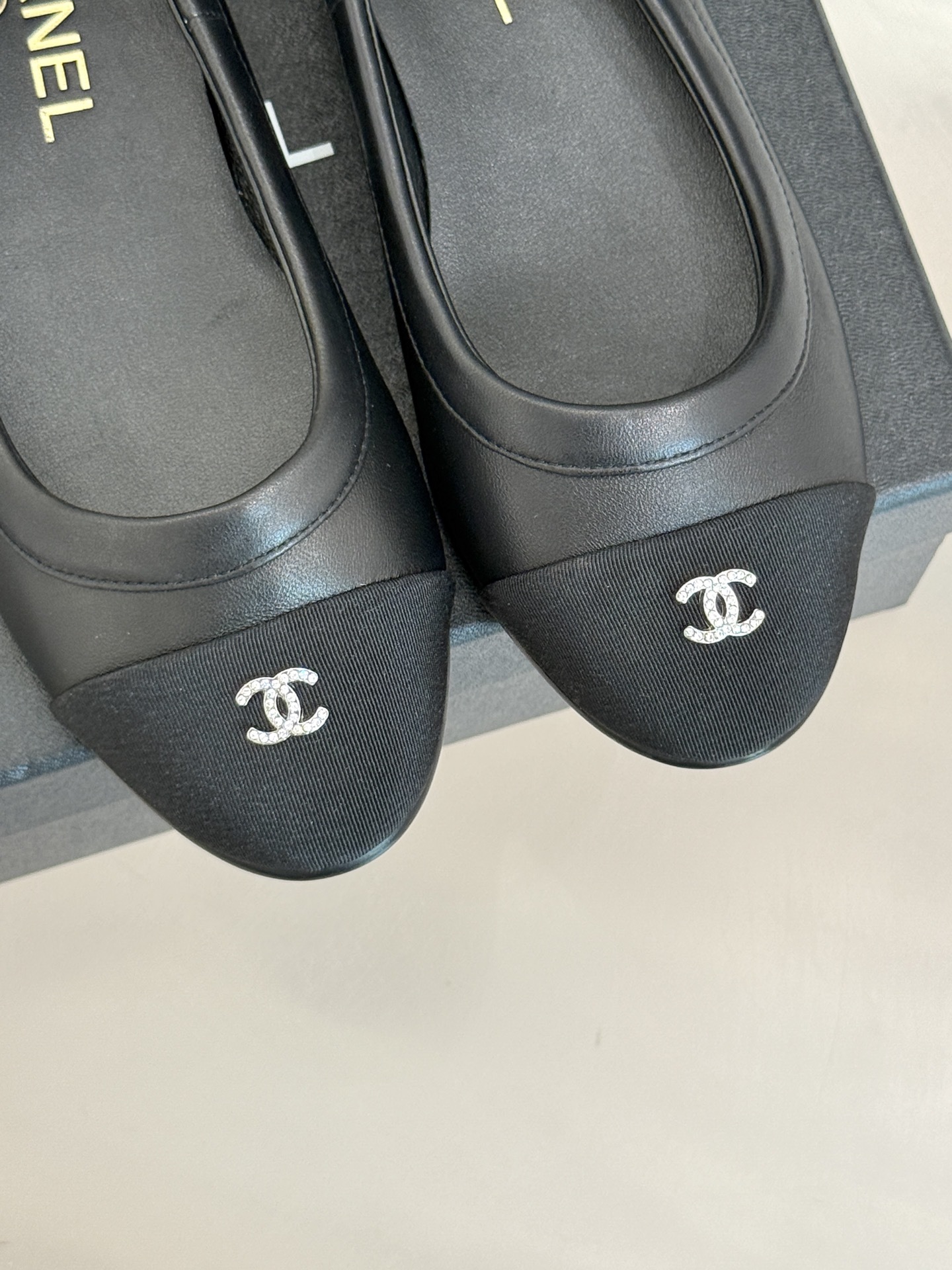 CHANE*|小香经典双C中古平底
芭蕾舞鞋
经典的双C标志 以璀璨水钻点缀
在光线下折射出迷人光芒