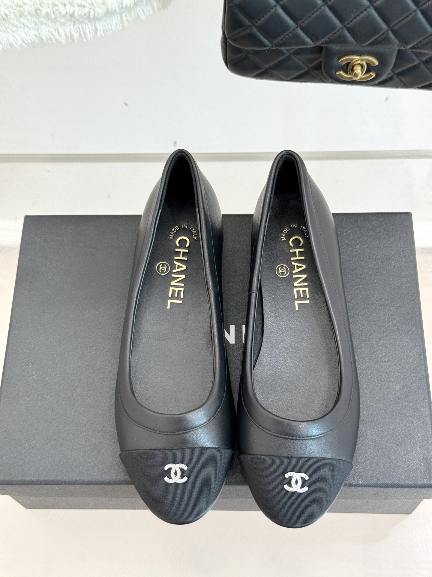 CHANE*|小香经典双C中古平底
芭蕾舞鞋
经典的双C标志 以璀璨水钻点缀
在光线下折射出迷人光芒