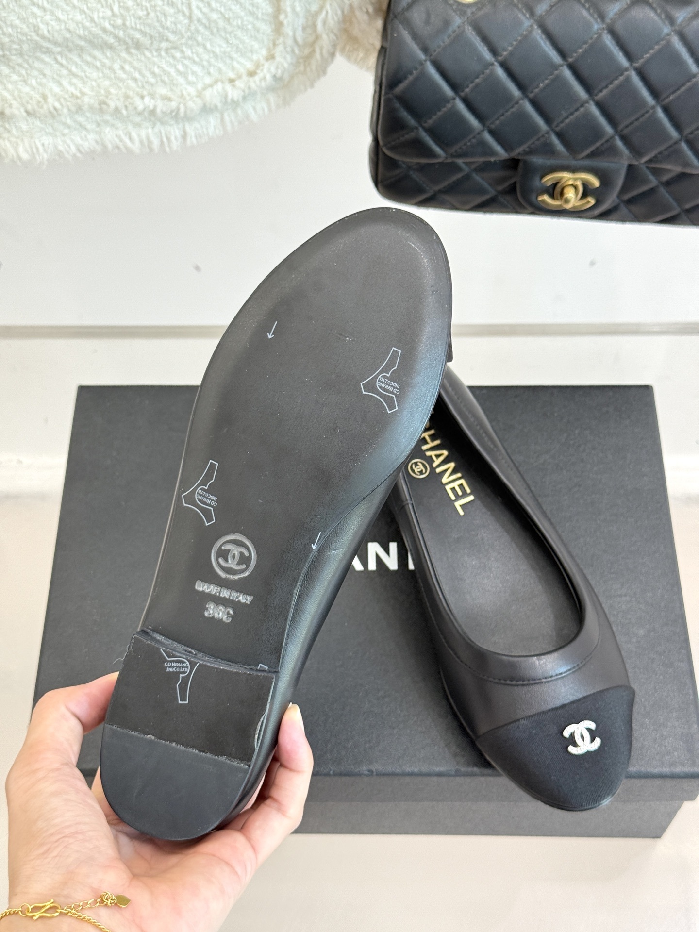 CHANE*|小香经典双C中古平底
芭蕾舞鞋
经典的双C标志 以璀璨水钻点缀
在光线下折射出迷人光芒