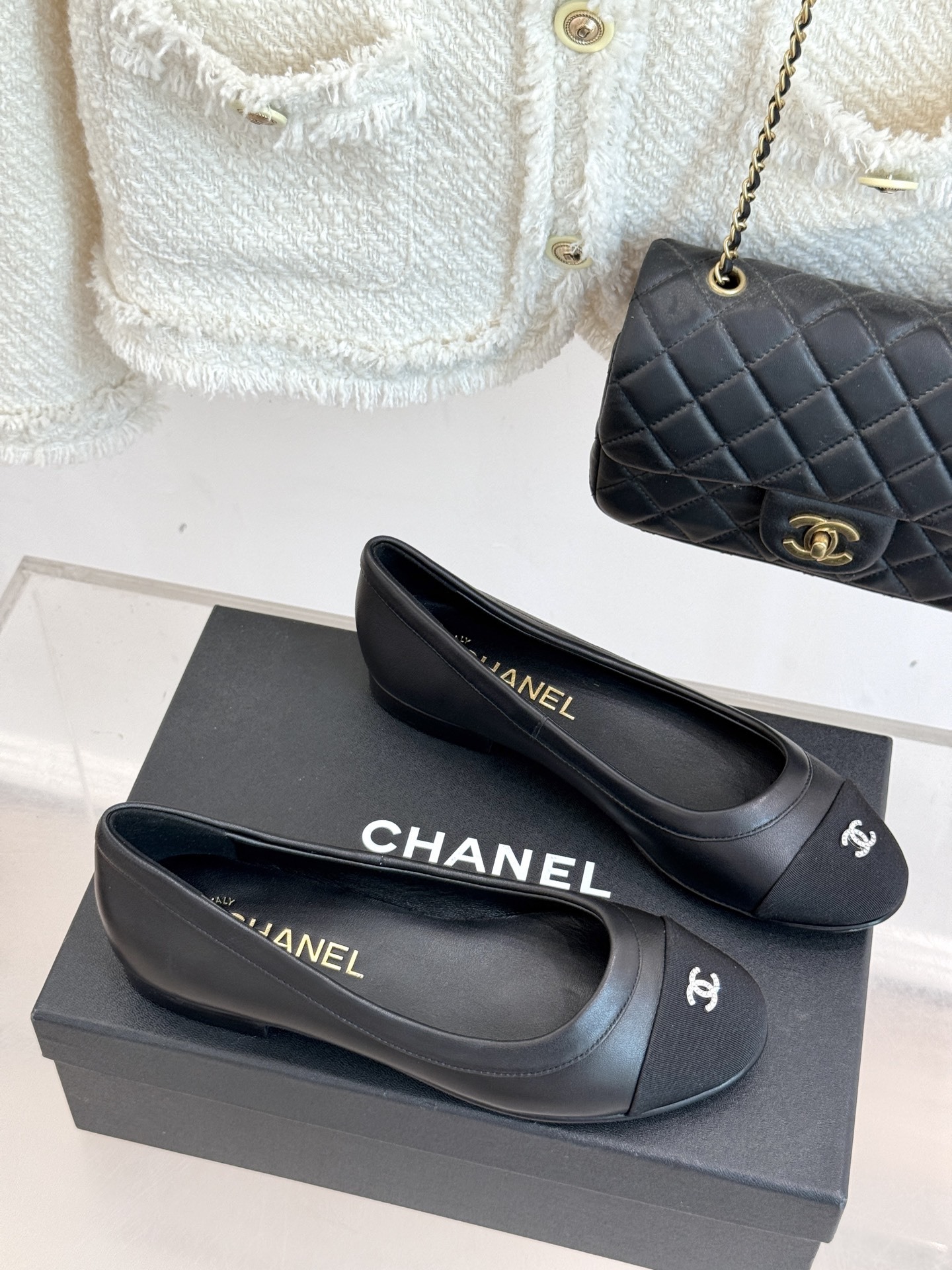CHANE*|小香经典双C中古平底
芭蕾舞鞋
经典的双C标志 以璀璨水钻点缀
在光线下折射出迷人光芒