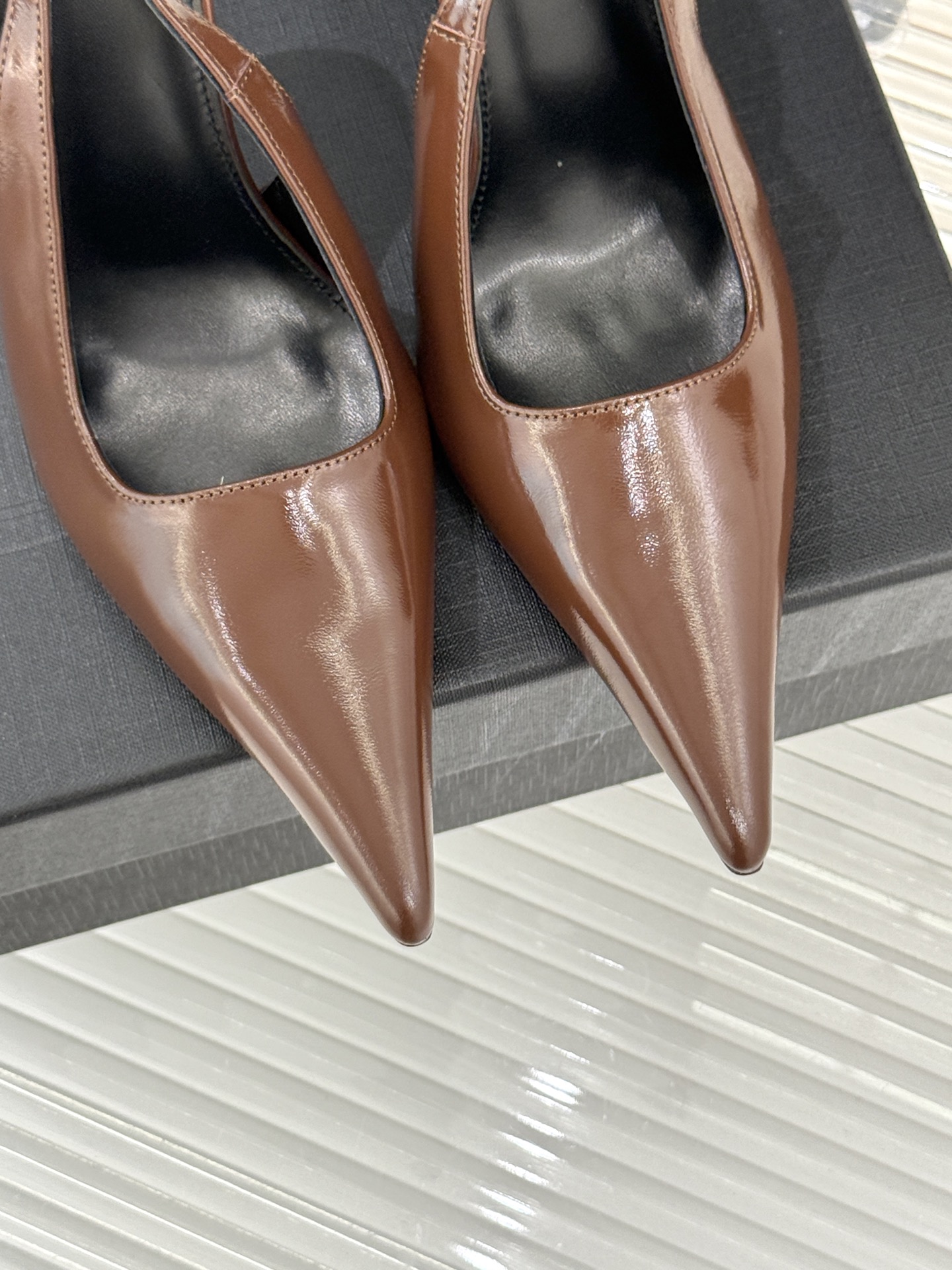 
Saint Lauren*YSL圣罗兰25ss
性感尖头高跟凉鞋
简直是为想在夏日slay全场的姐妹而