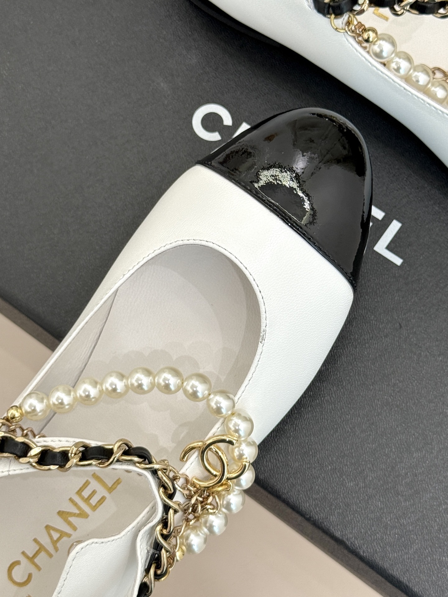 CHANE*|小香25B珍珠链条双C玛丽珍鞋
这双玛丽珍鞋 无疑是优雅与精致的完美结晶,
每一处细节都散