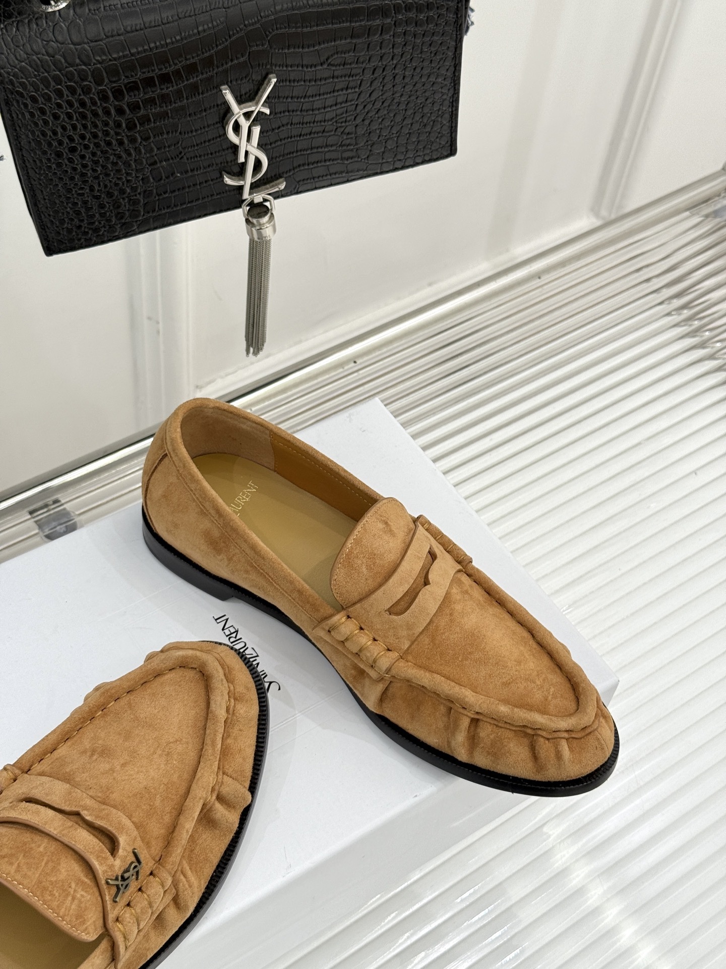 (备注:飞机盒加10)
Saint Lauren*YSL圣罗兰25WF新品
YSL小logo乐福鞋
标