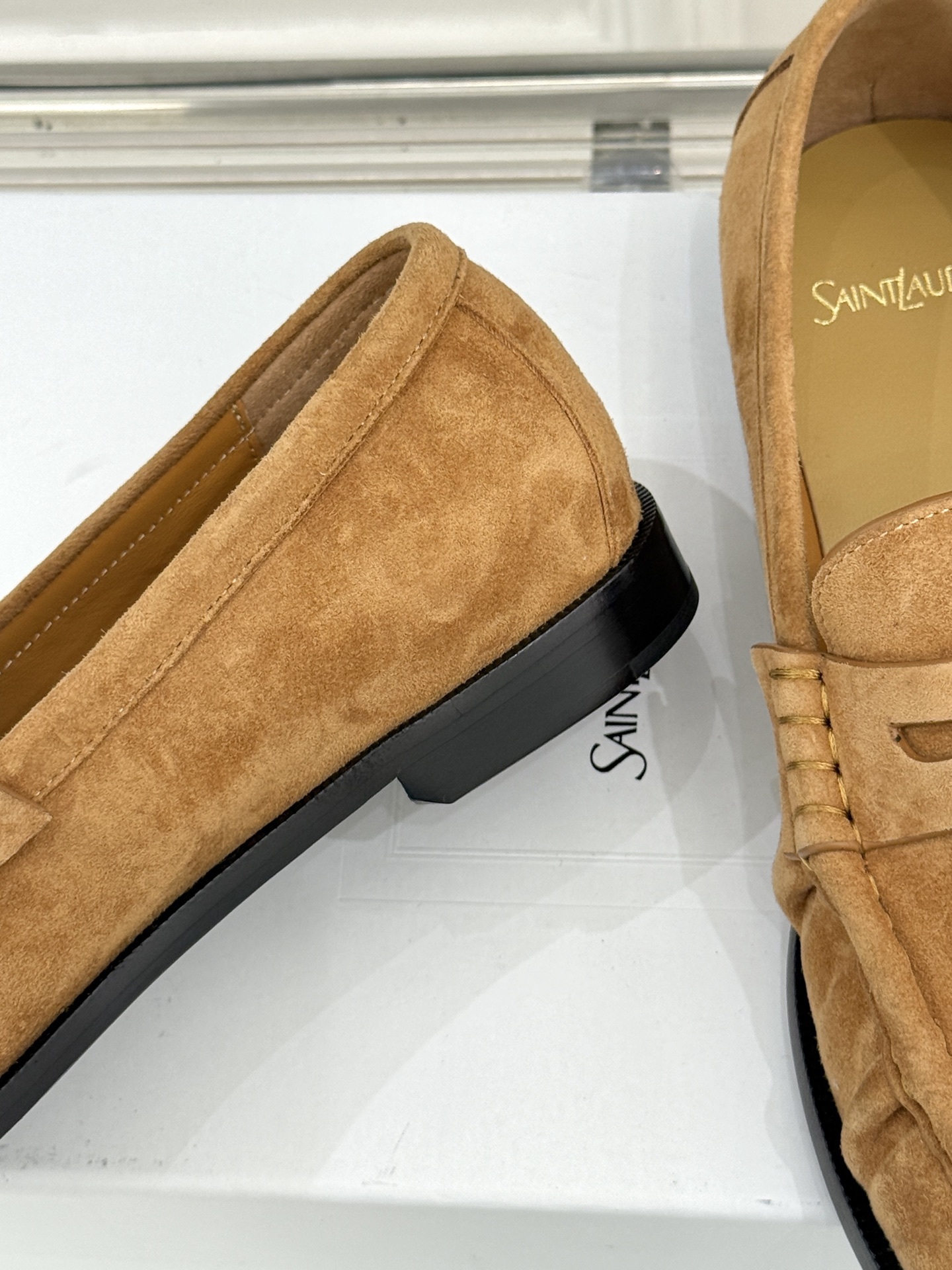(备注:飞机盒加10)
Saint Lauren*YSL圣罗兰25WF新品
YSL小logo乐福鞋
标